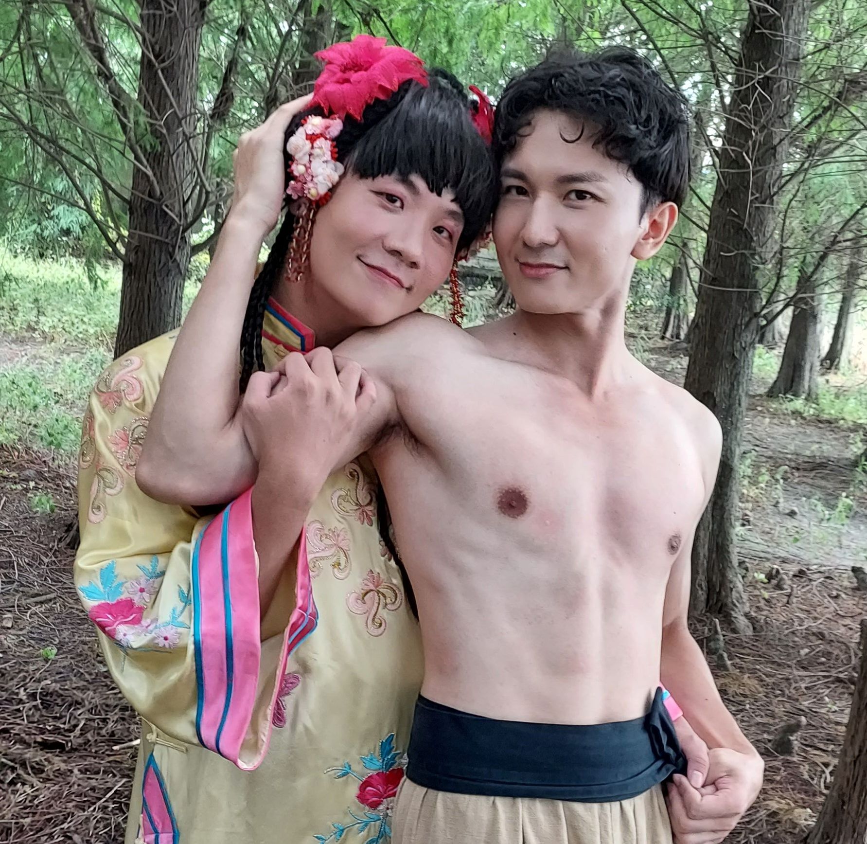 阿翰(左)首次演出《戲說台灣》和演員李威鴻近身接觸好害羞。三立