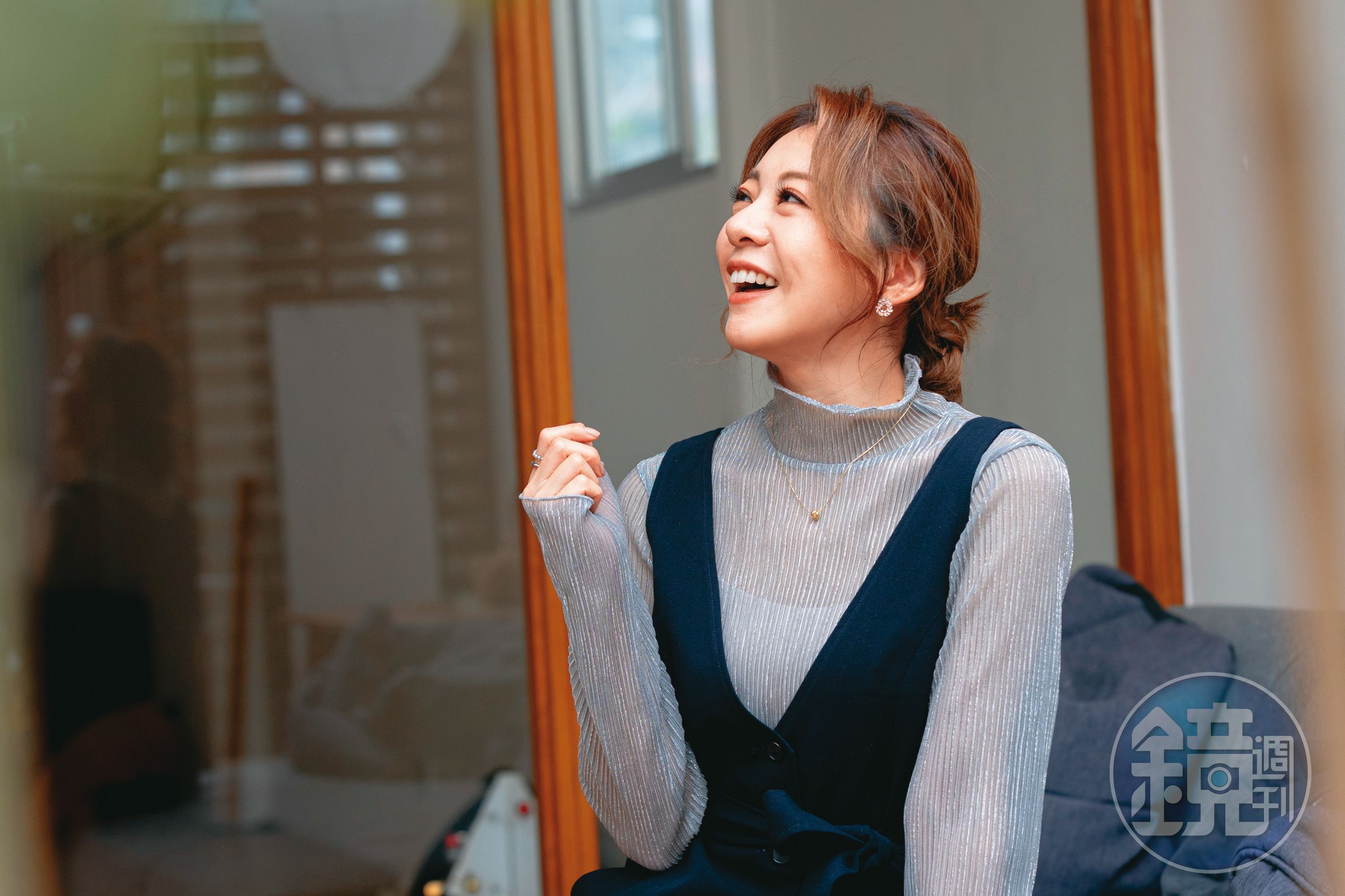 15年前,解偉苓因為唱紅《痞子英雄》插曲〈放逐愛情〉而出道。