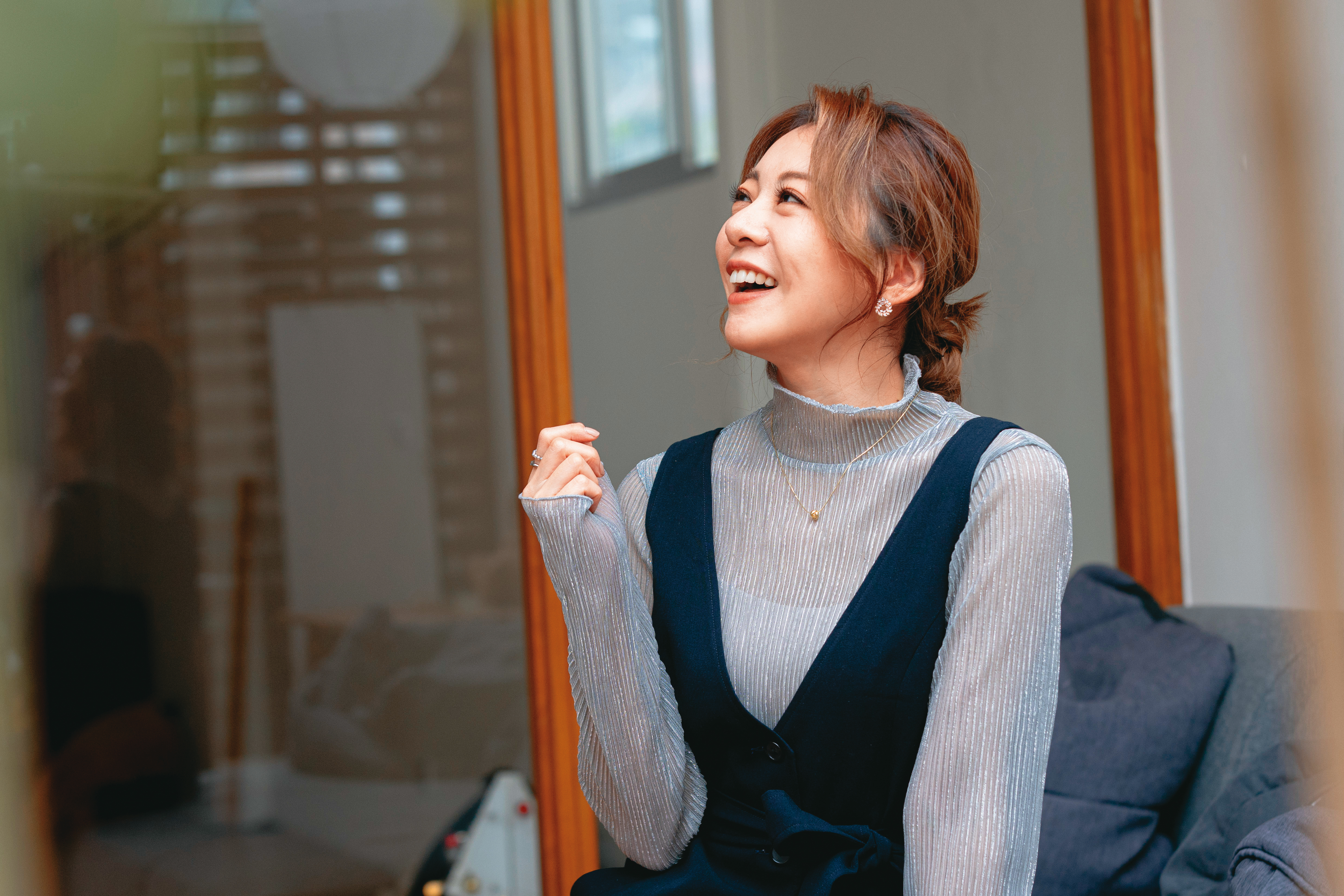 15年前,解偉苓因為唱紅《痞子英雄》插曲〈放逐愛情〉而出道。