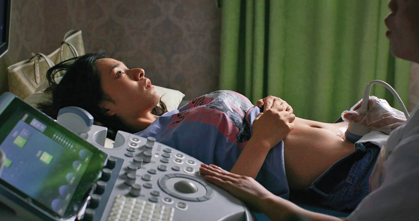 懷孕女大生面臨墮胎或生下孩子的天人交戰，她腹中胎兒卻被利用來解決一家人的困境。（金馬執委會提供）