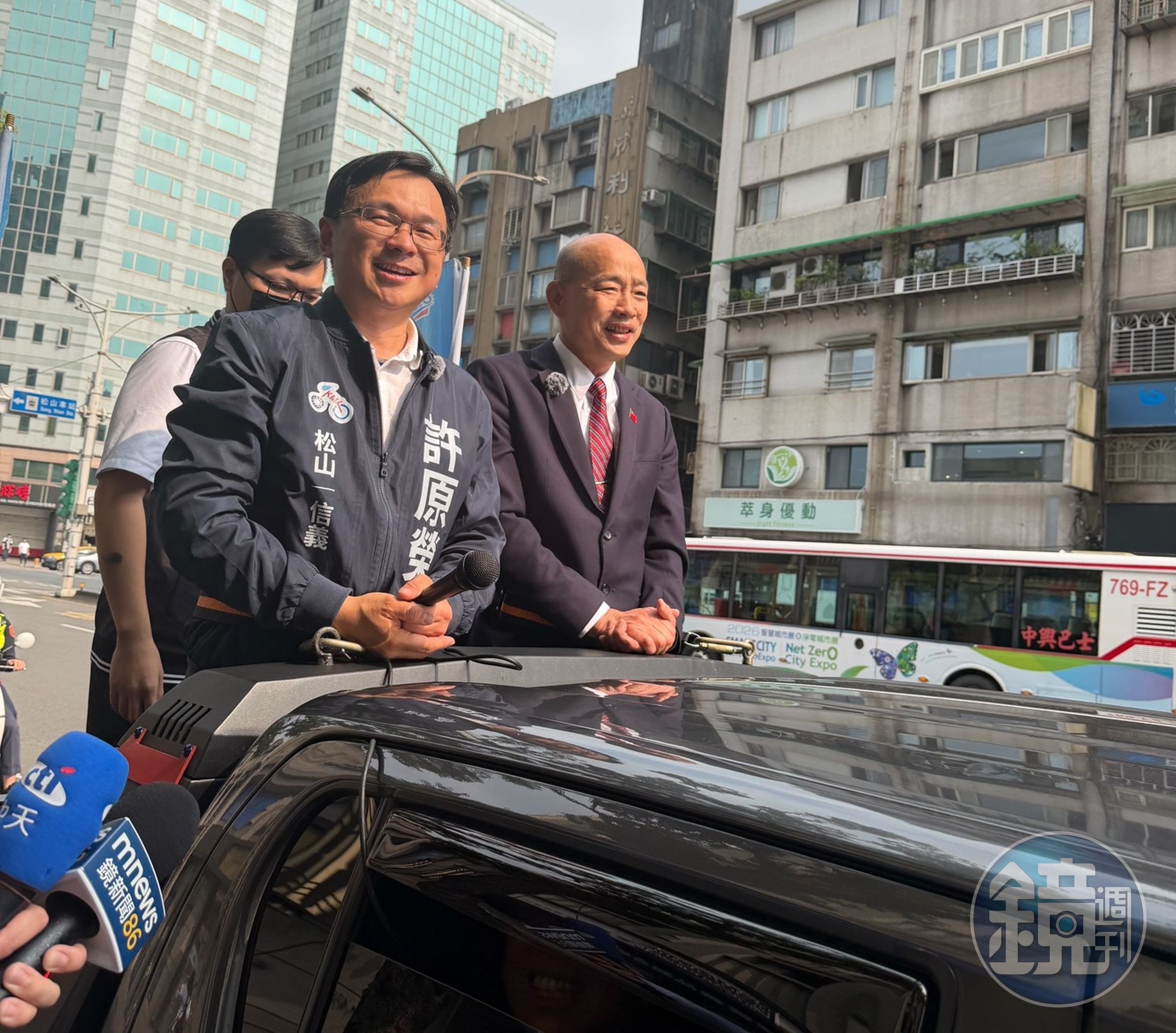 立法院長韓國瑜陪同其國會辦公室主任、投入台北市松信區議員初選的許原榮進行車隊掃街。（讀者提供）