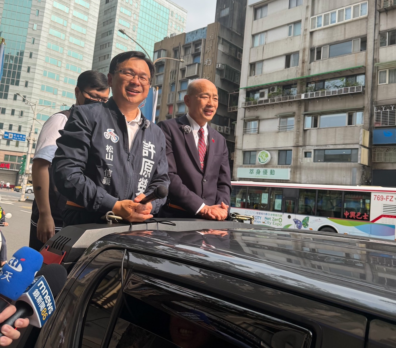 立法院長韓國瑜陪同其國會辦公室主任、投入台北市松信區議員初選的許原榮進行車隊掃街。（讀者提供）
