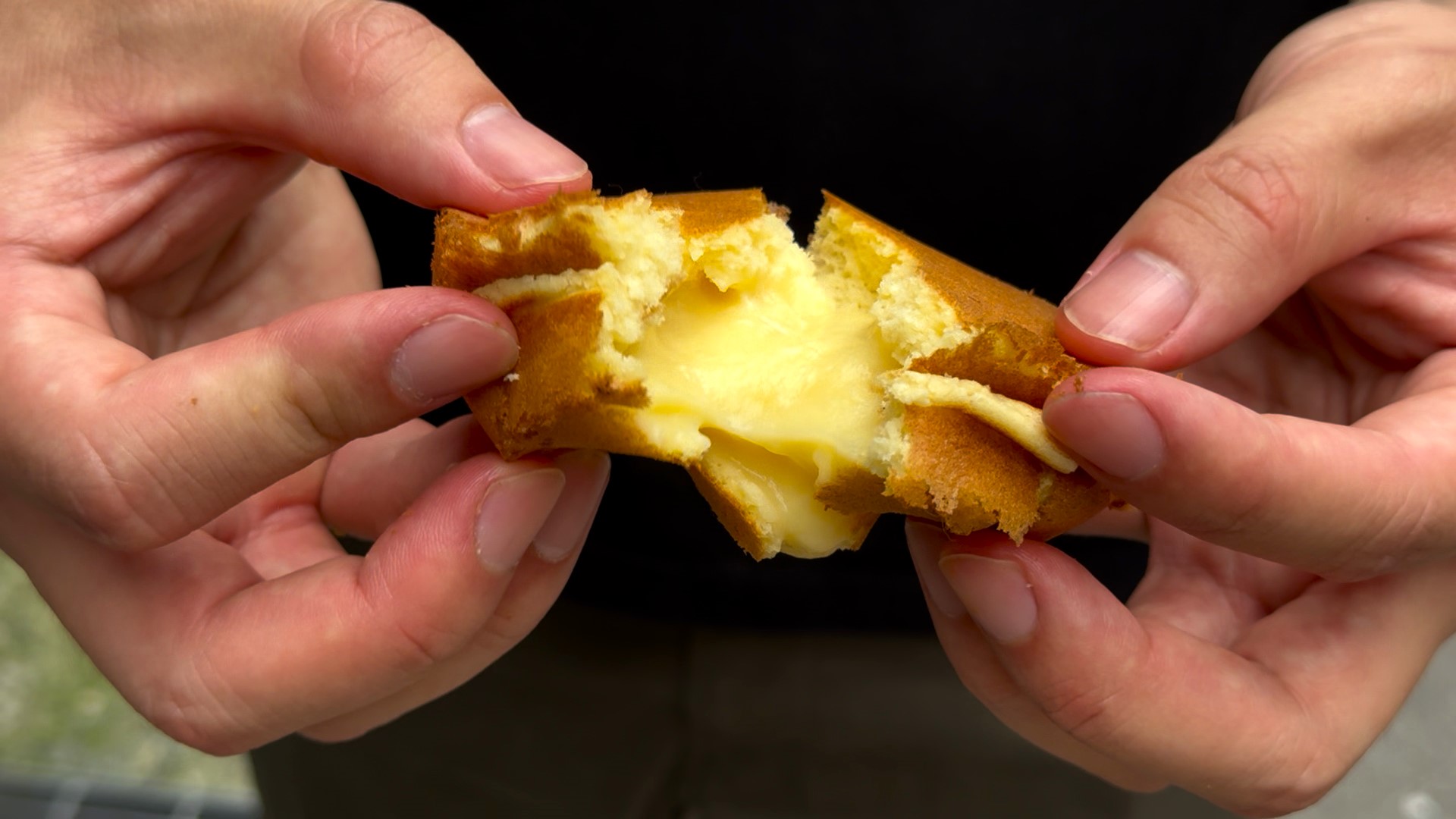 「奶油蛋糕餅」外皮酥香鬆軟，內餡甜香耐吃。（12元／個）