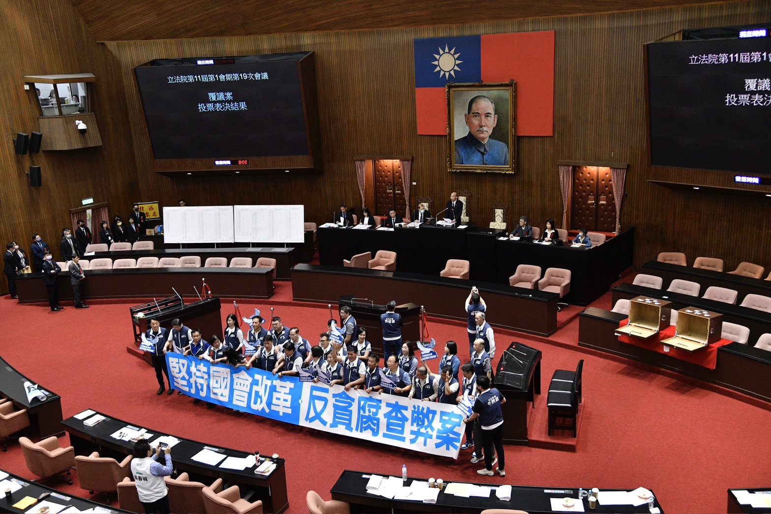 立法院今表決國會職權修法覆議案,在藍白聯手下,政院所提的覆議案遭駁回。