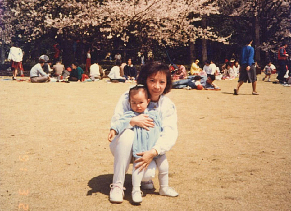 陳麗如1984年生下陳子婷後，獲吳火獅資助赴日生活。（讀者提供）