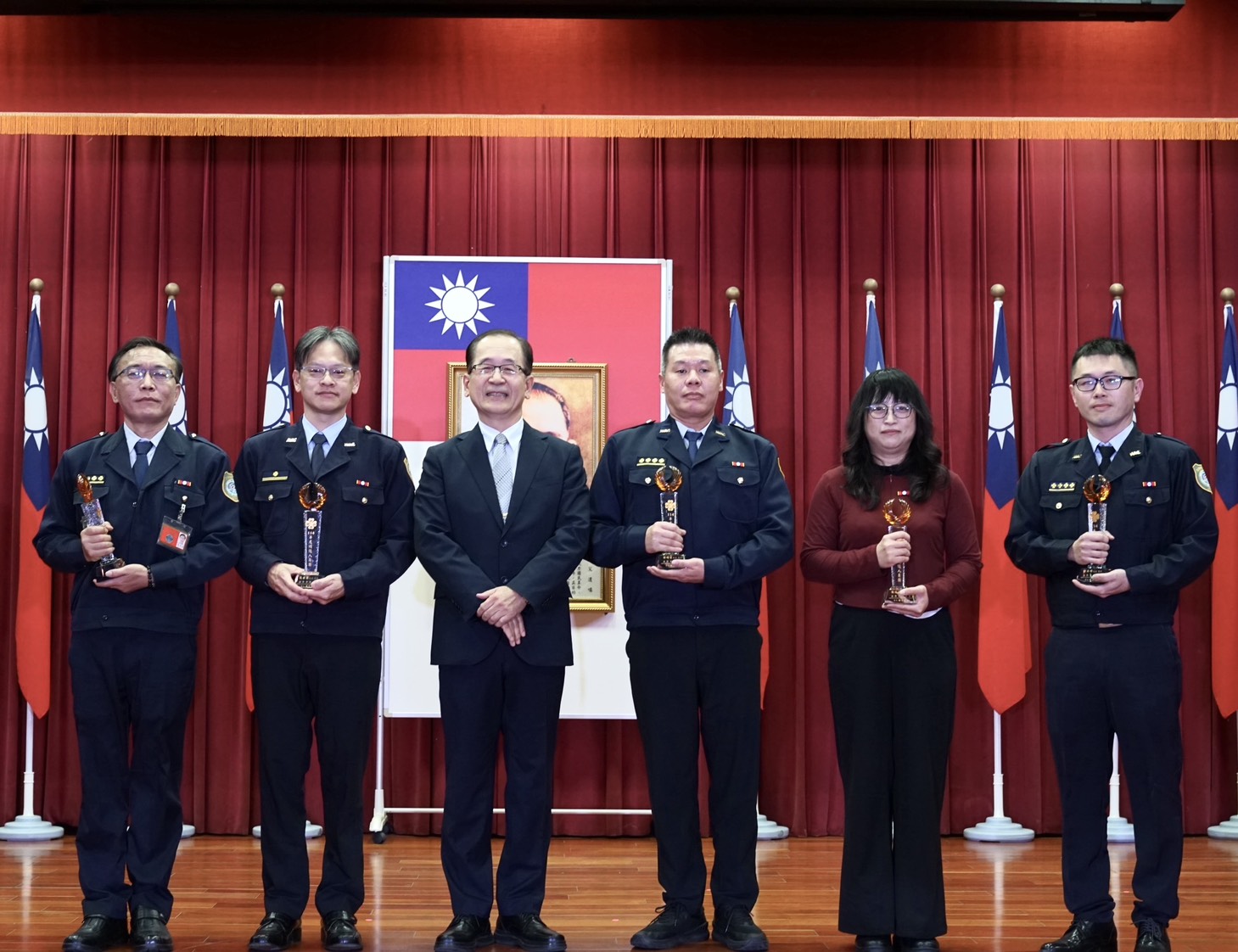 署長與獲獎同仁合影。（法務部提供）
