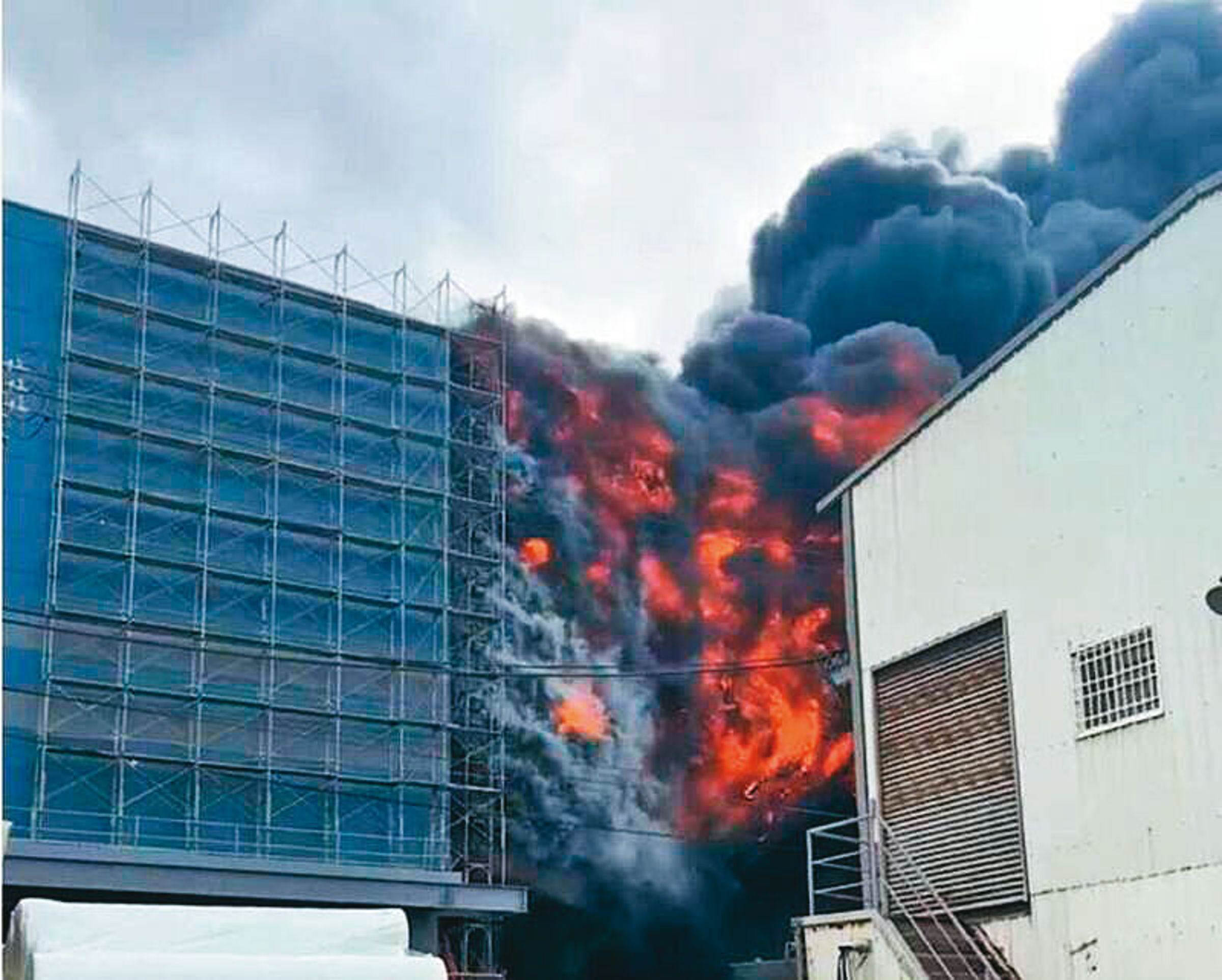 倉儲工地不斷冒出濃煙及大火,數公里外清晰可見。(台中市消防局提供)