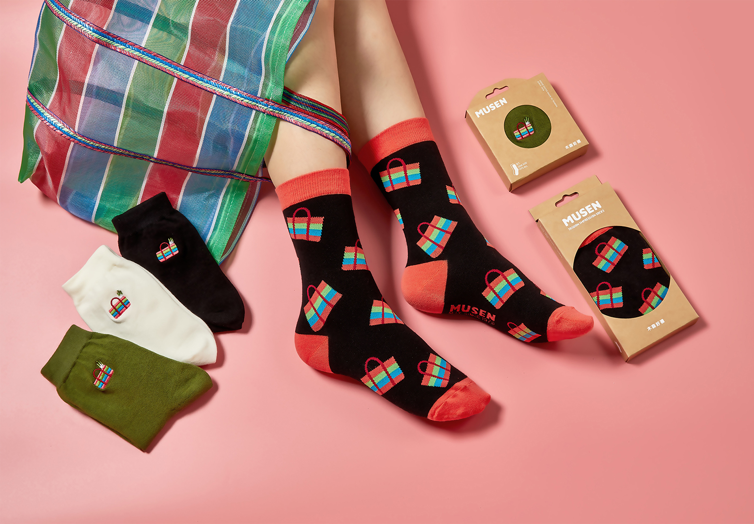 〈茄芷袋〉襪以紅、藍、綠條紋為織紋,承載市場日常風景。(木森好襪提供)