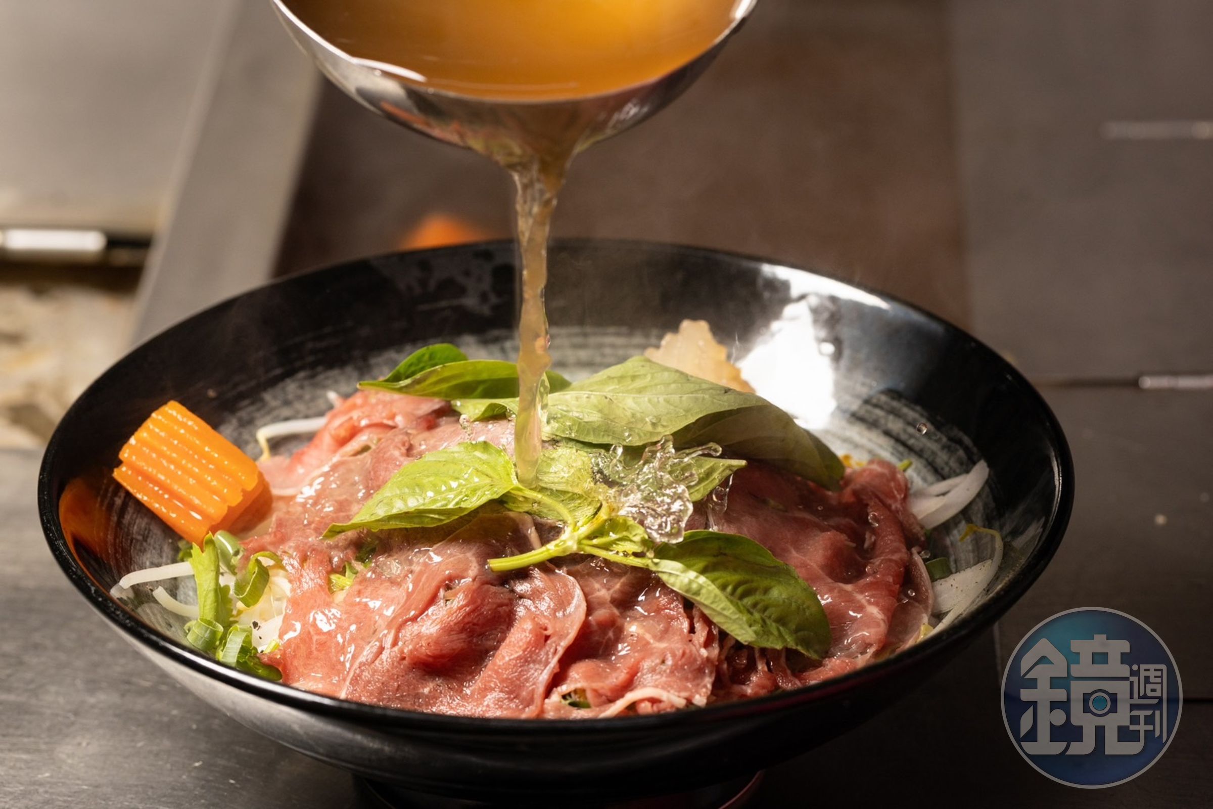這碗「越式牛肉湯」CP值太高，不僅分量飽足，湯頭更是溫潤甜美，越喝越愛。（160元／份）