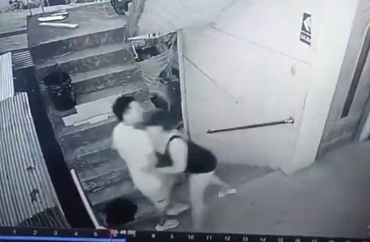 秘魯一對情侶在擁抱時不慎墜樓,釀成1死1傷的悲劇。(翻攝自X)