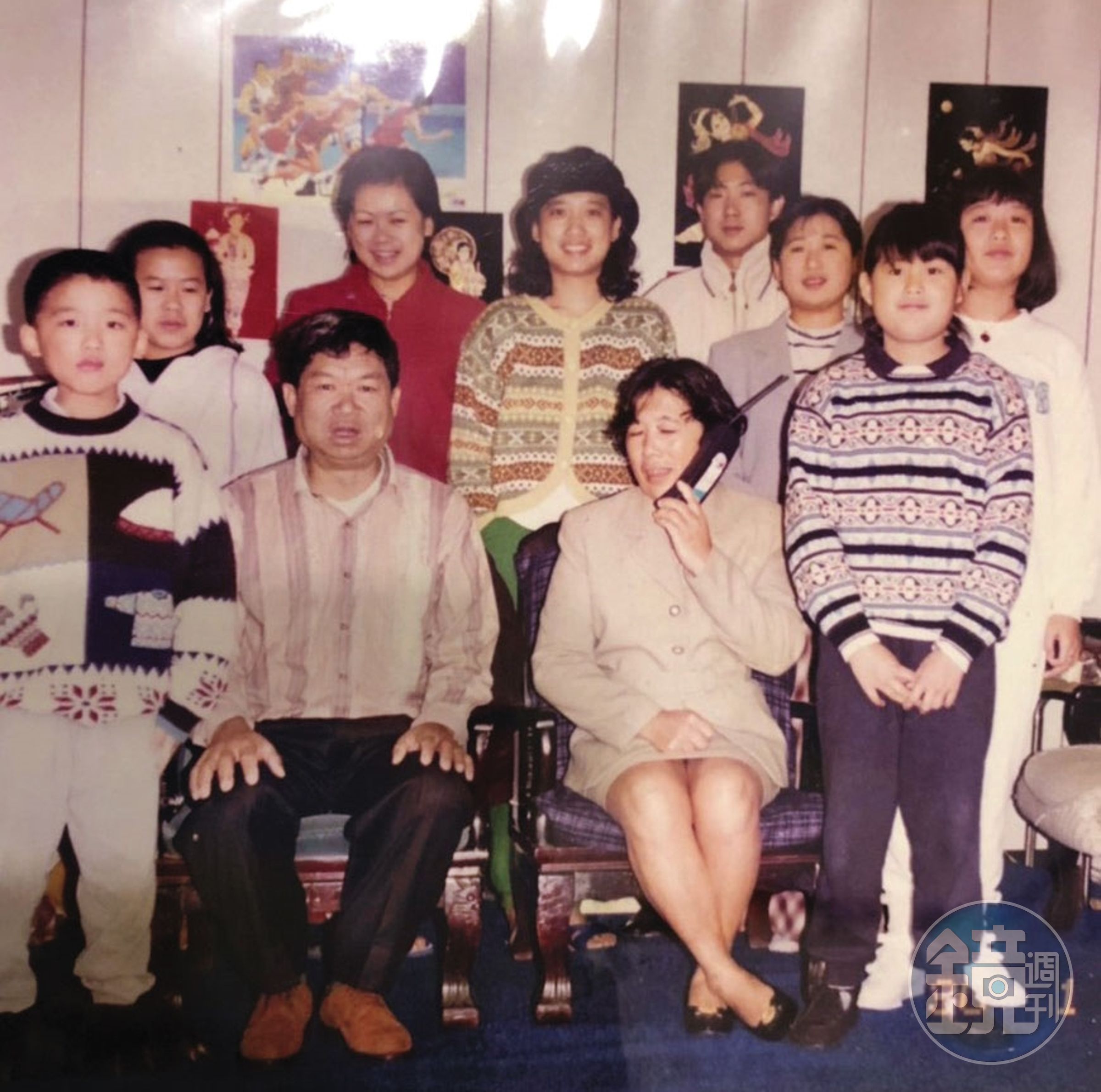 1993年全家在台灣齊聚時，一家十口在客廳拍下全家福。（楊萬利提供）