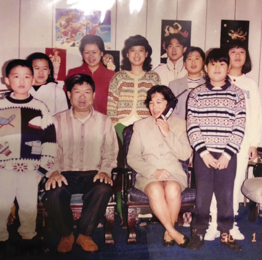 1993年全家在台灣齊聚時，一家十口在客廳拍下全家福。（楊萬利提供）