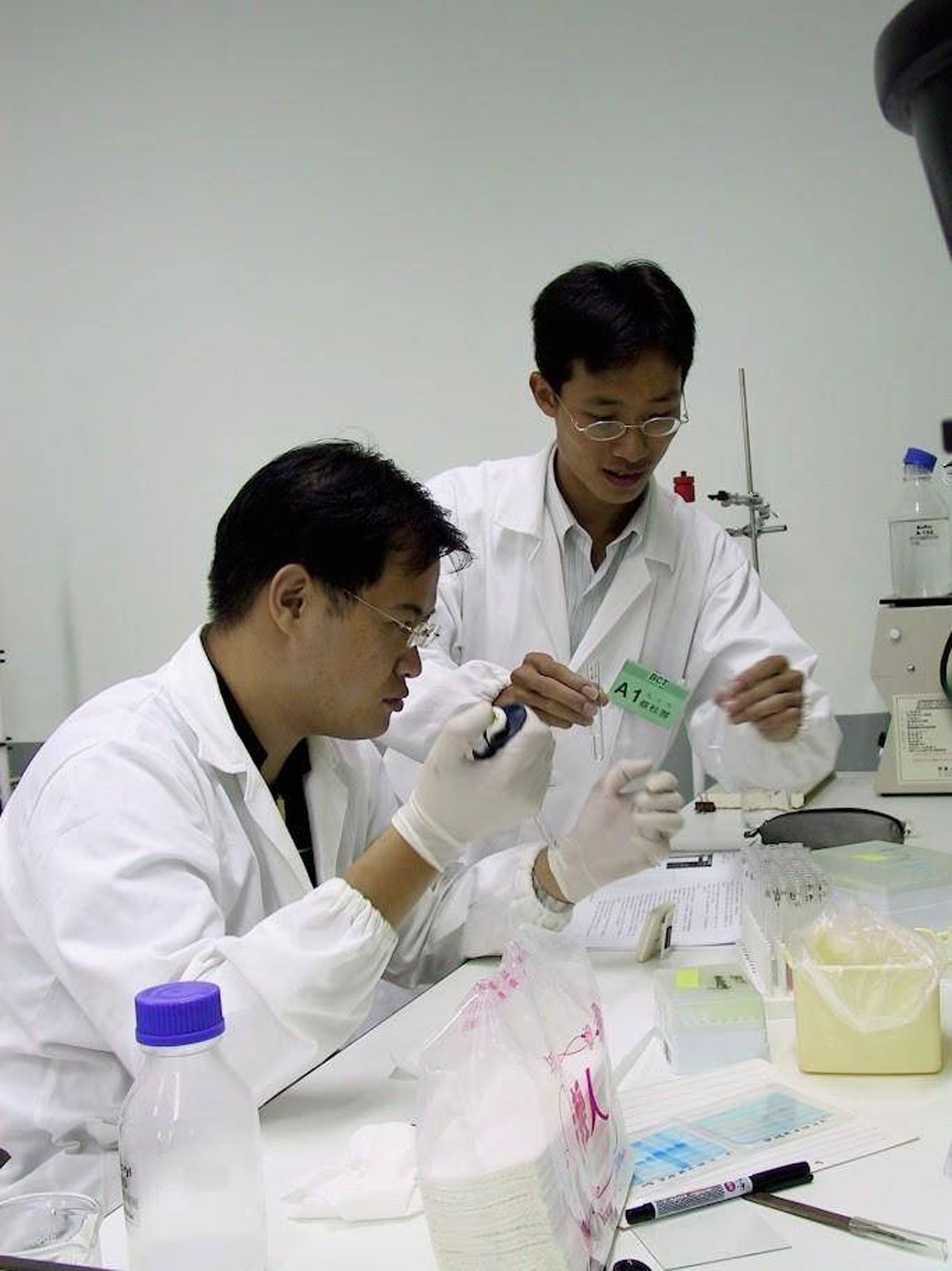 謝玠揚(右)與蔡松霈(左)從大學到博士班都是同學,二人是台大化工研究所少數畢業即創業的校友。(德典生技提供)