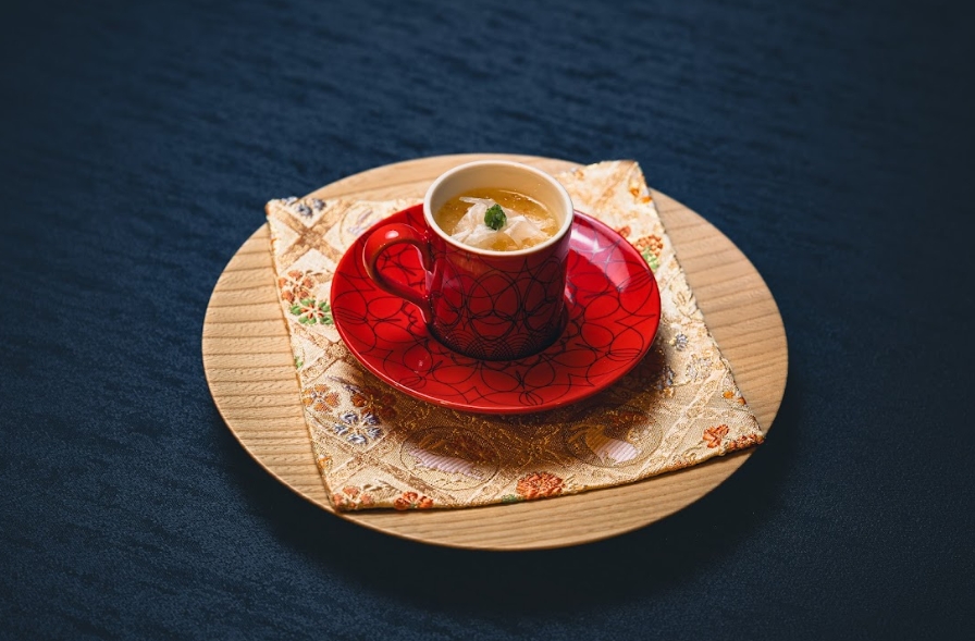 茶碗蒸裝在卡布其諾杯中登場，是味覺也是視覺饗宴。（赫士盟提供）