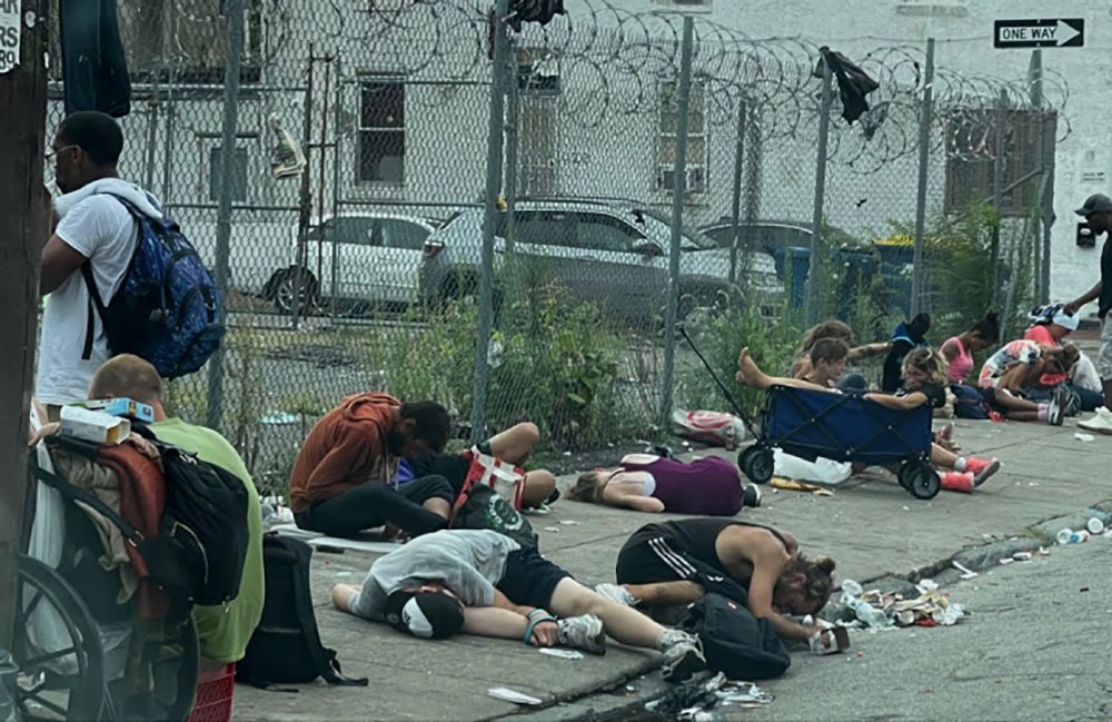 大量服用強效鴉片類藥物芬太尼，服藥者身體呈現怪異彎折姿勢的照片或影像，有媒體以「喪屍」形容。（翻攝自@karimanesr X）