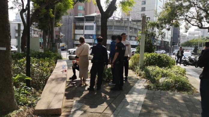 警方到場時丟丟妹男友遭毆後痛苦蹲在地上。（翻攝畫面）