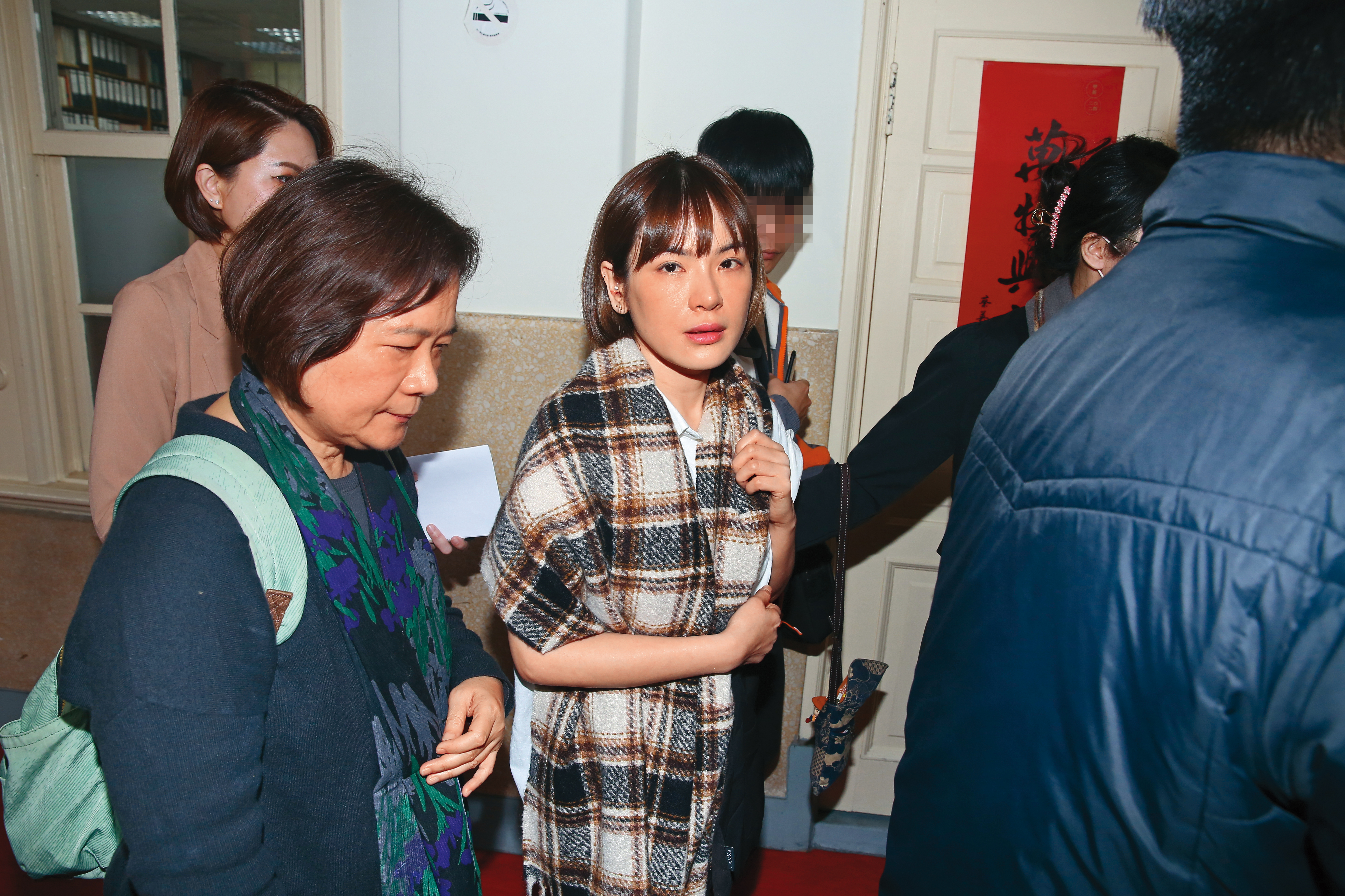 陳沂遭毆後，和前議員媽陳雪芬（左）在立法院開記者會痛訴。