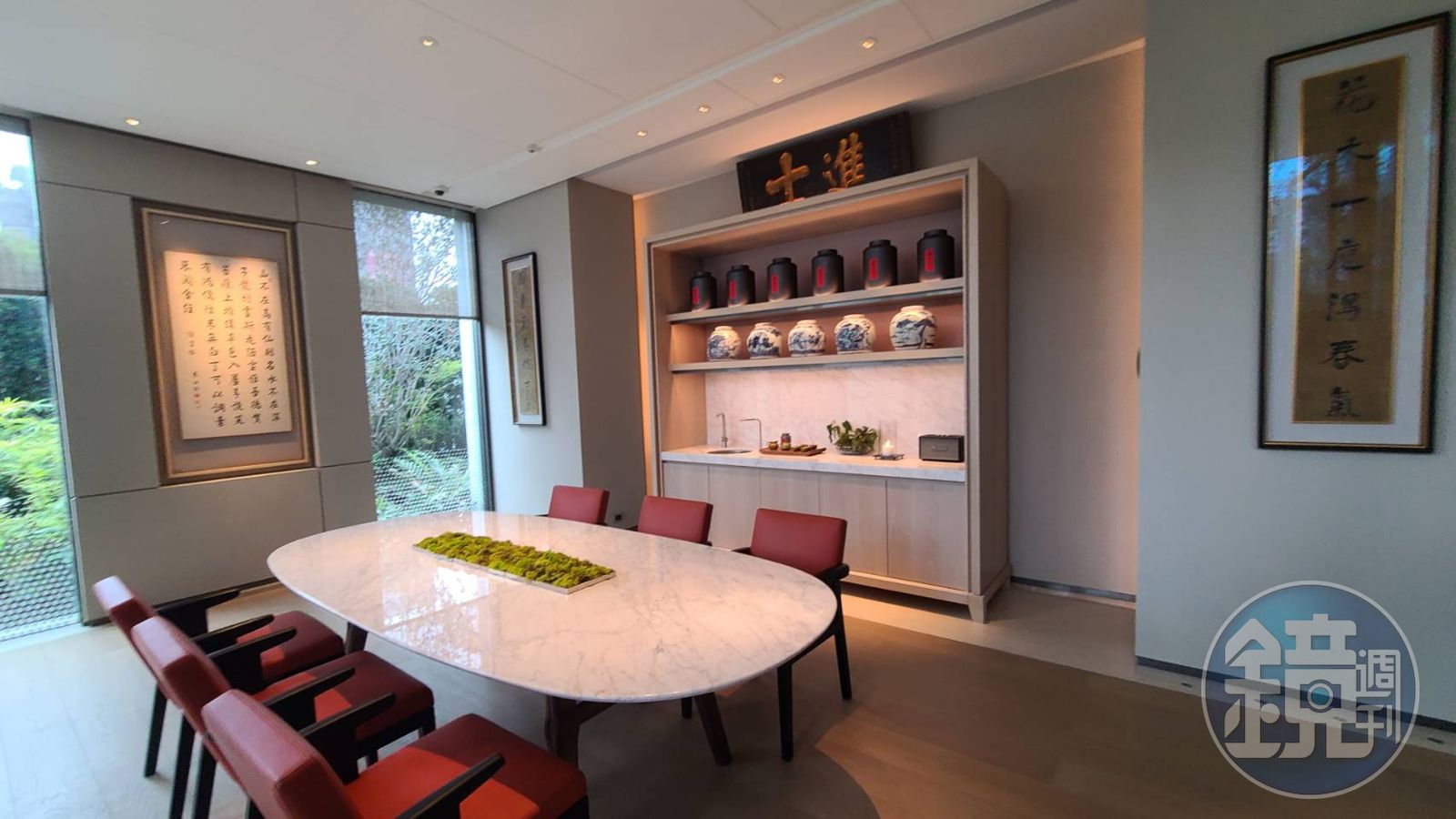 茶屋裡懸掛著清朝皇帝賜給鄧姓進士的「進士」匾額。