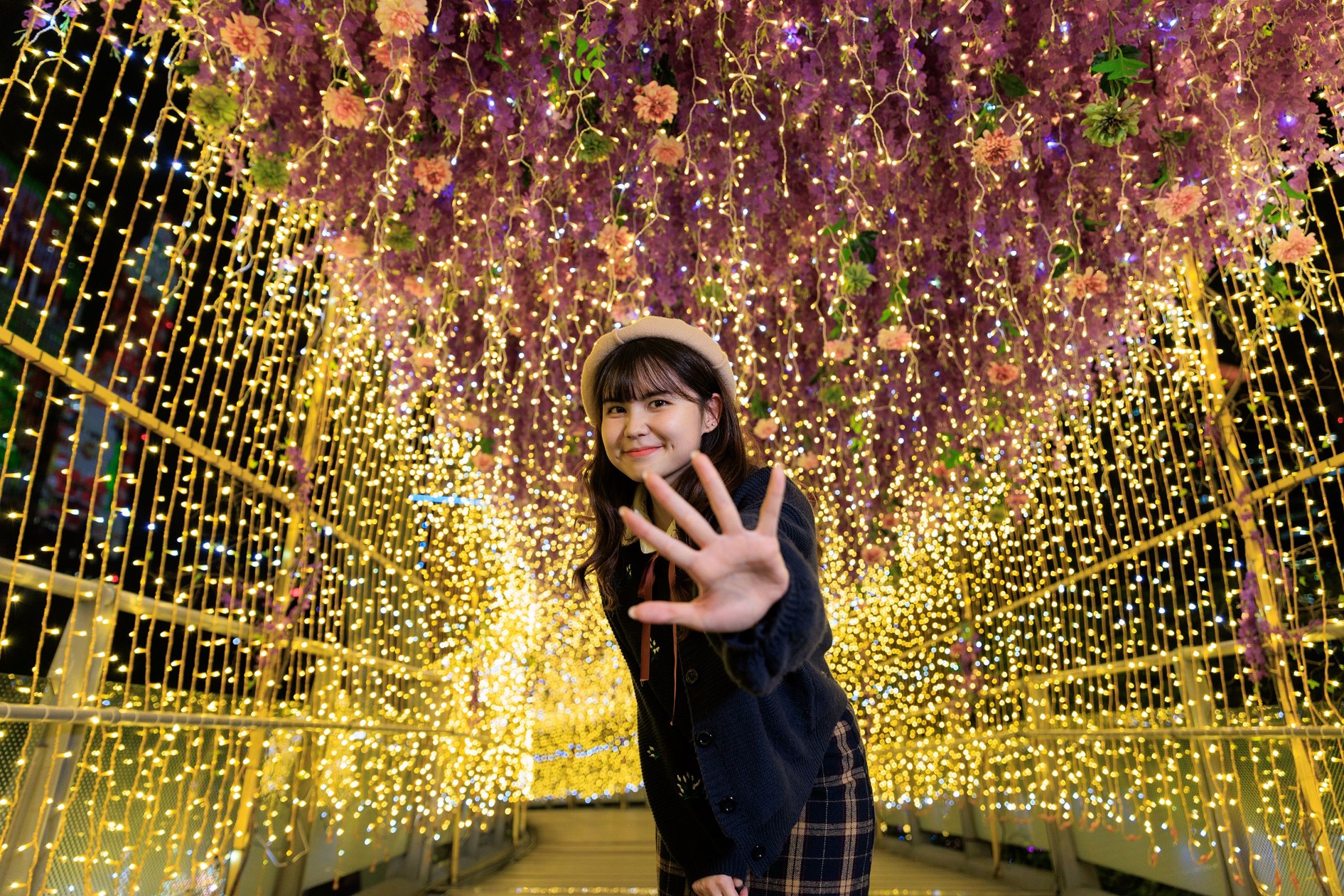 「紫藤精靈光廊」以花花世界的元素營造耶誕浪漫氛圍。(新北觀旅局提供)
