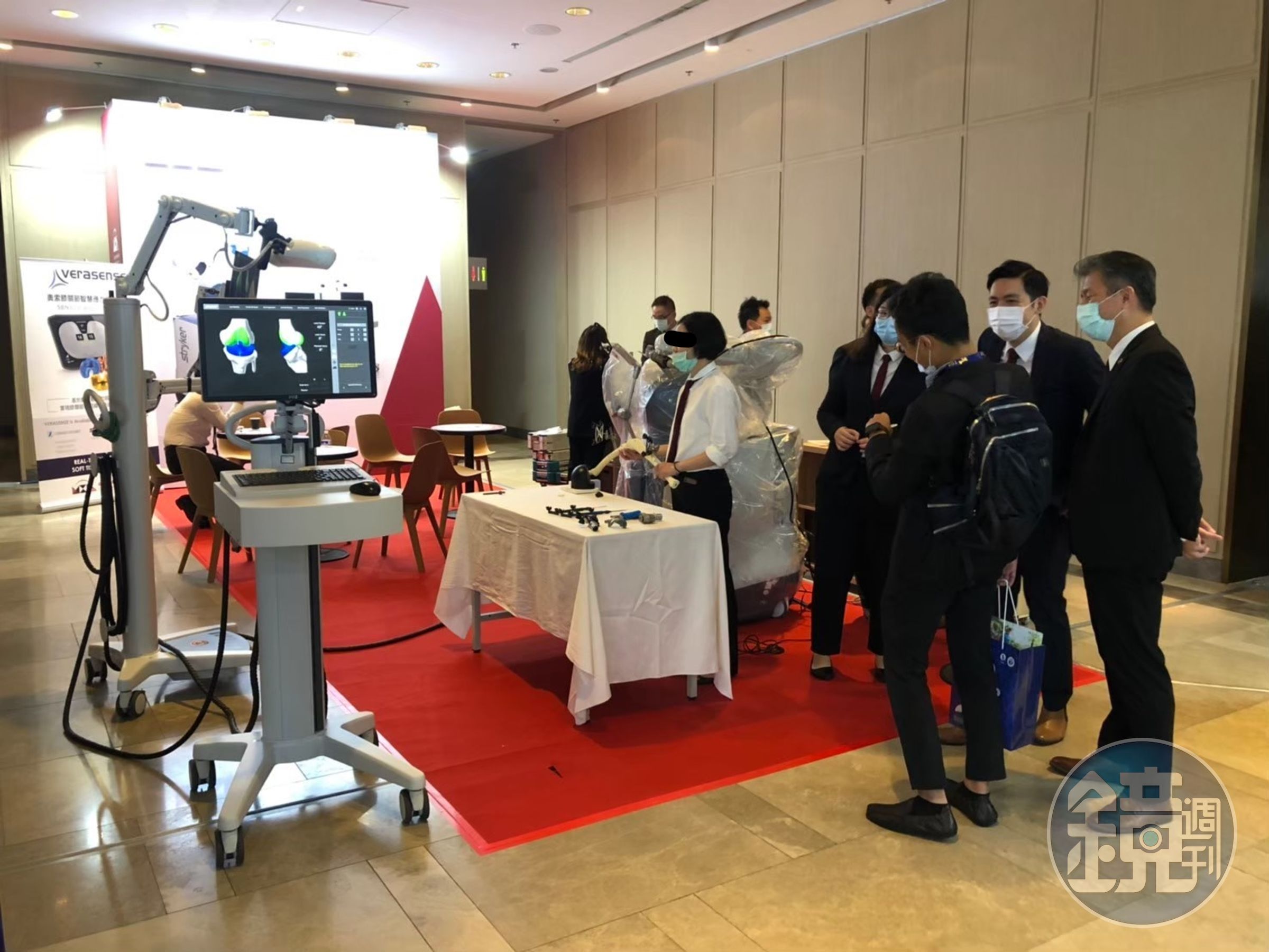 友信行在骨科醫學年會中提供「MAKO機械手臂」實機展示推廣。(讀者提供)