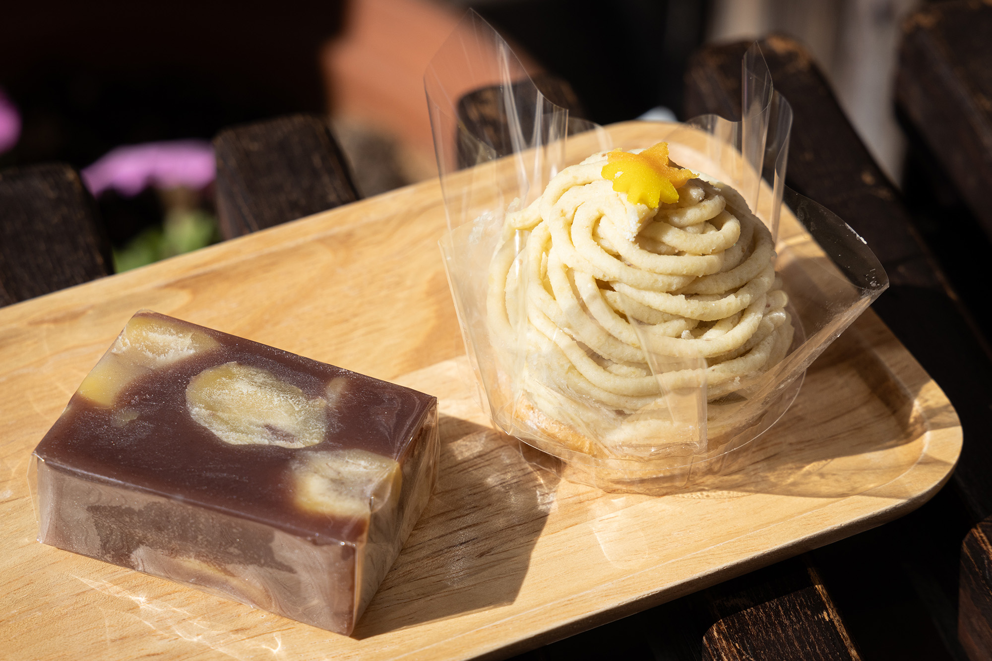以小麥粉製作的「栗子羊羹」，口感柔軟濕潤（左，300日圓／片，約NT$66），「栗子蒙布朗」的栗子奶油風味濃郁（右，480日圓／個，約NT$106）。