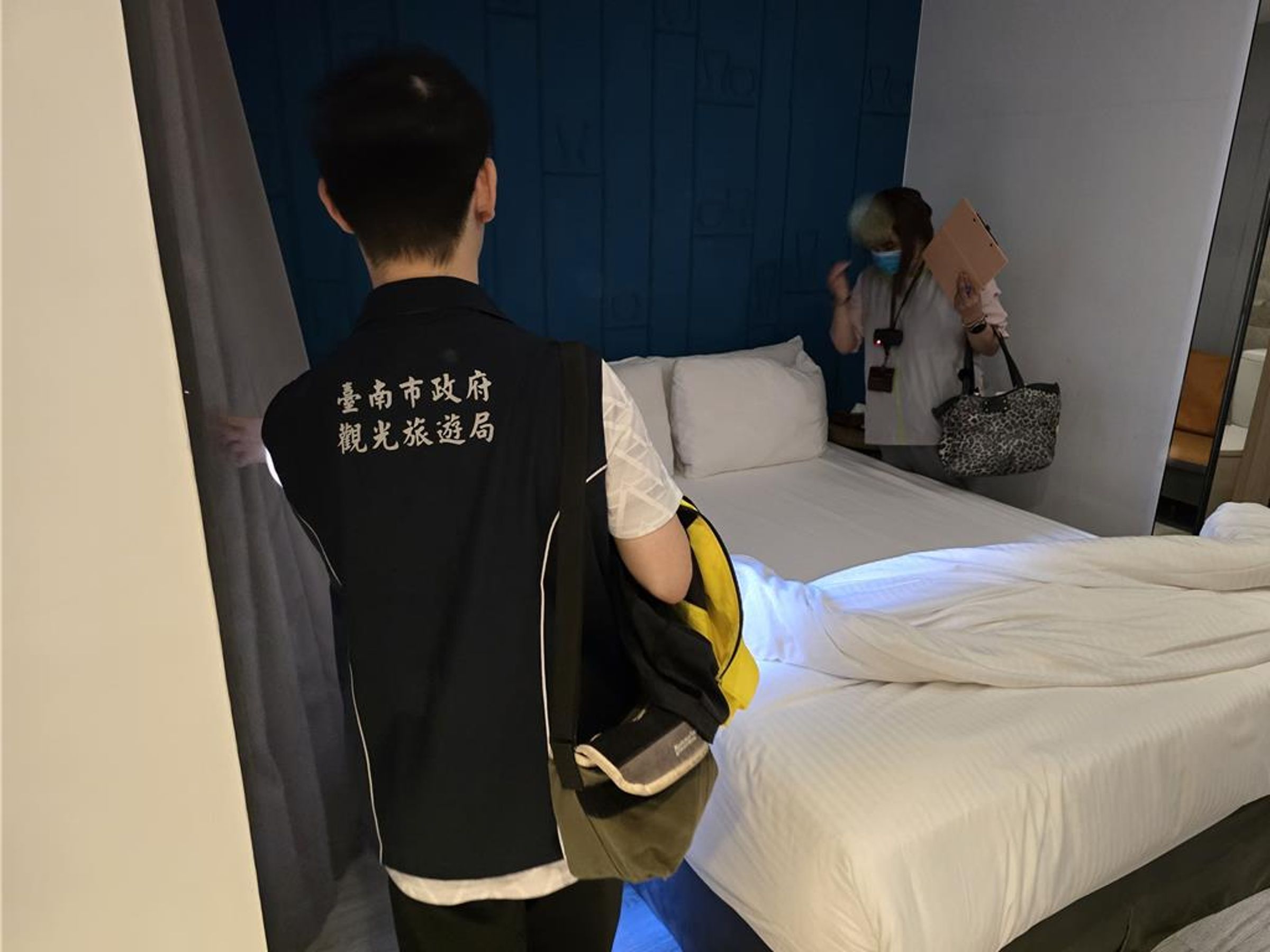 台南市觀旅局前往稽查遭投訴的旅館。（台南市觀旅局提供）