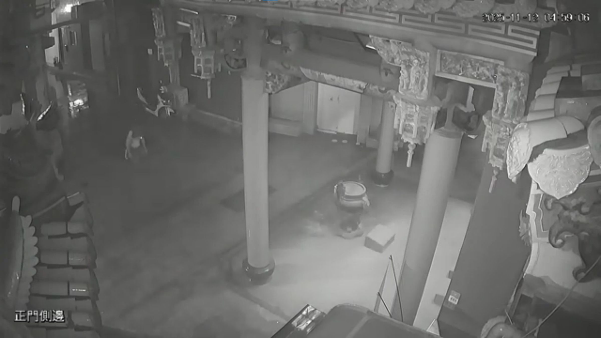 男子行跡詭異,甚至一度下跪。(翻攝畫面)