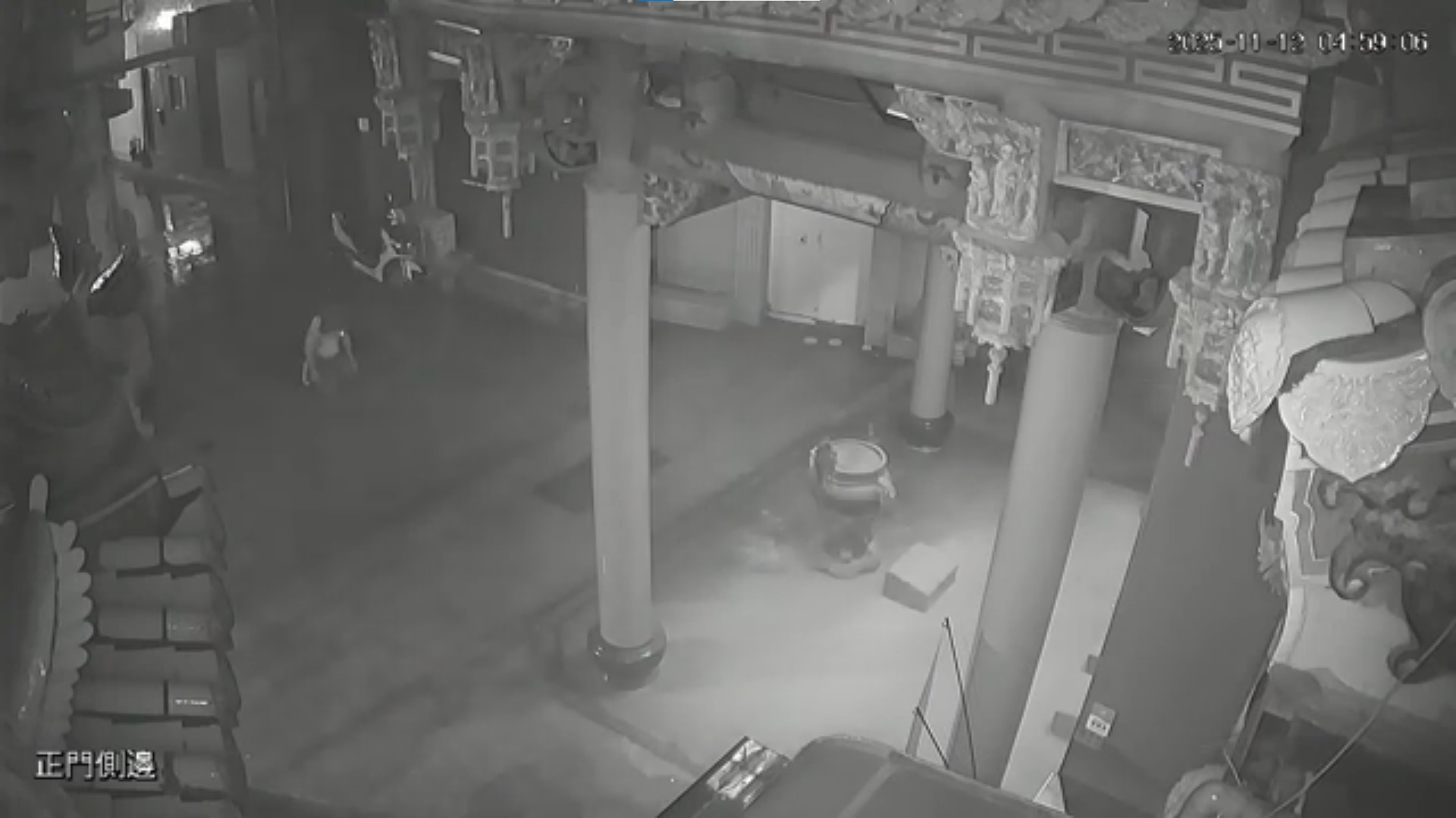 男子行跡詭異，甚至一度下跪。（翻攝畫面）
