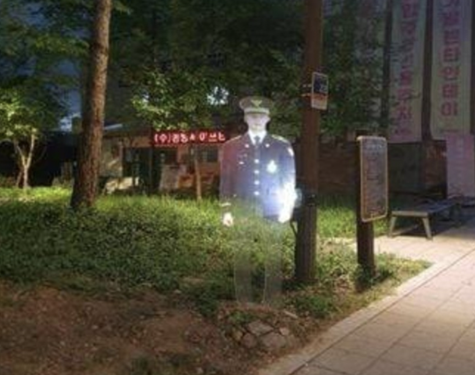 首爾公園現真人大小「3D警察投影」畫面太詭異    但犯罪率真下降22%