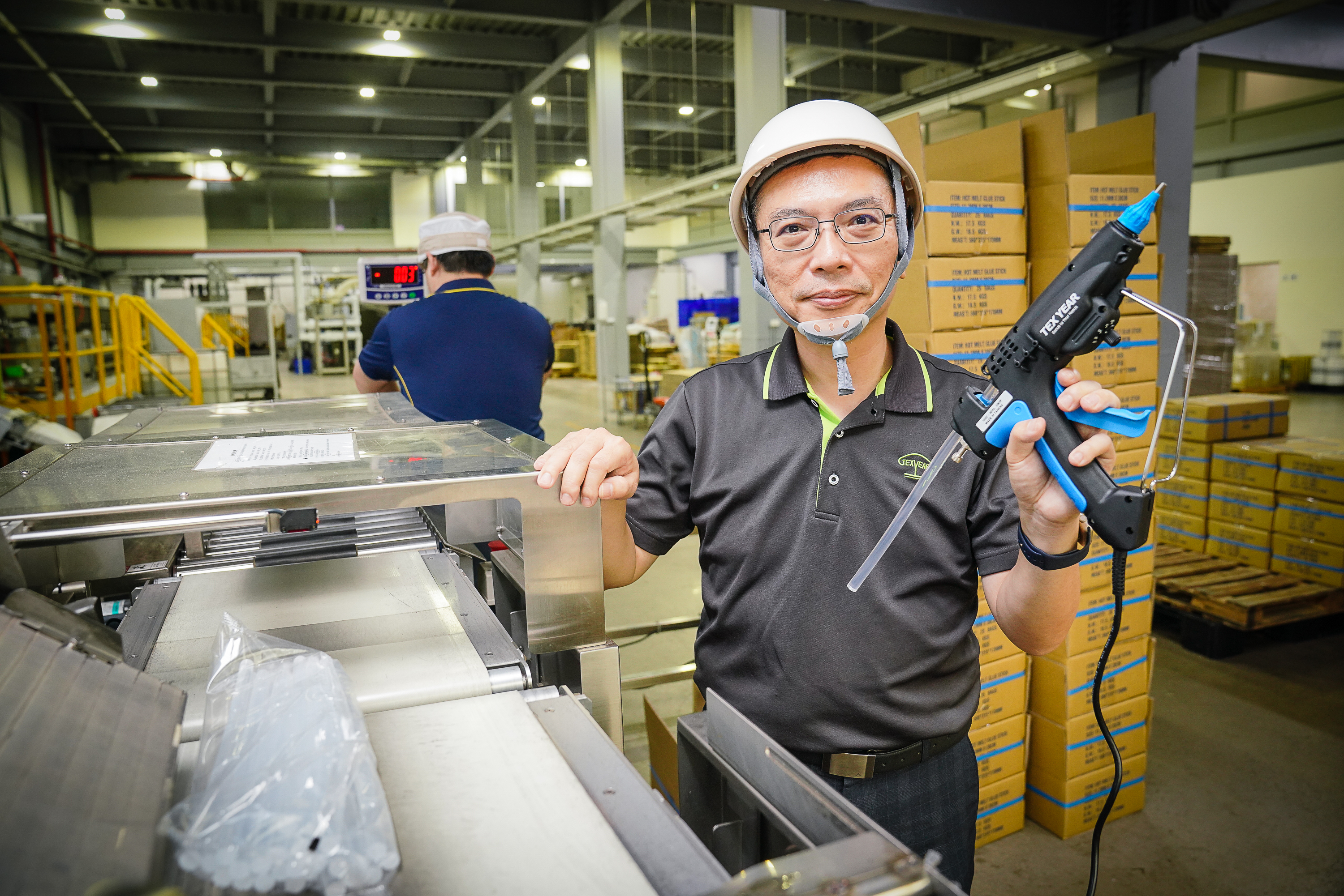 蕭向志大學時就很重視環保，4年前接下德淵企業董事長位置後，致力於讓產品更環保，力推綠色材料。