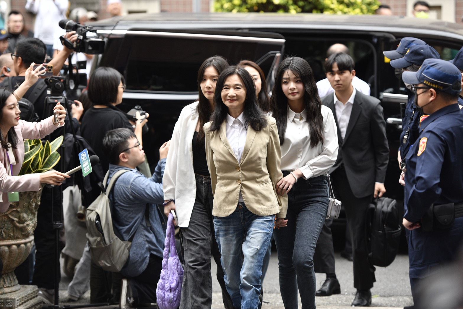 應曉薇家屬表達籌到錢了,將由辯護律師吳佳蓉協助交保事宜。(鏡報李智為)