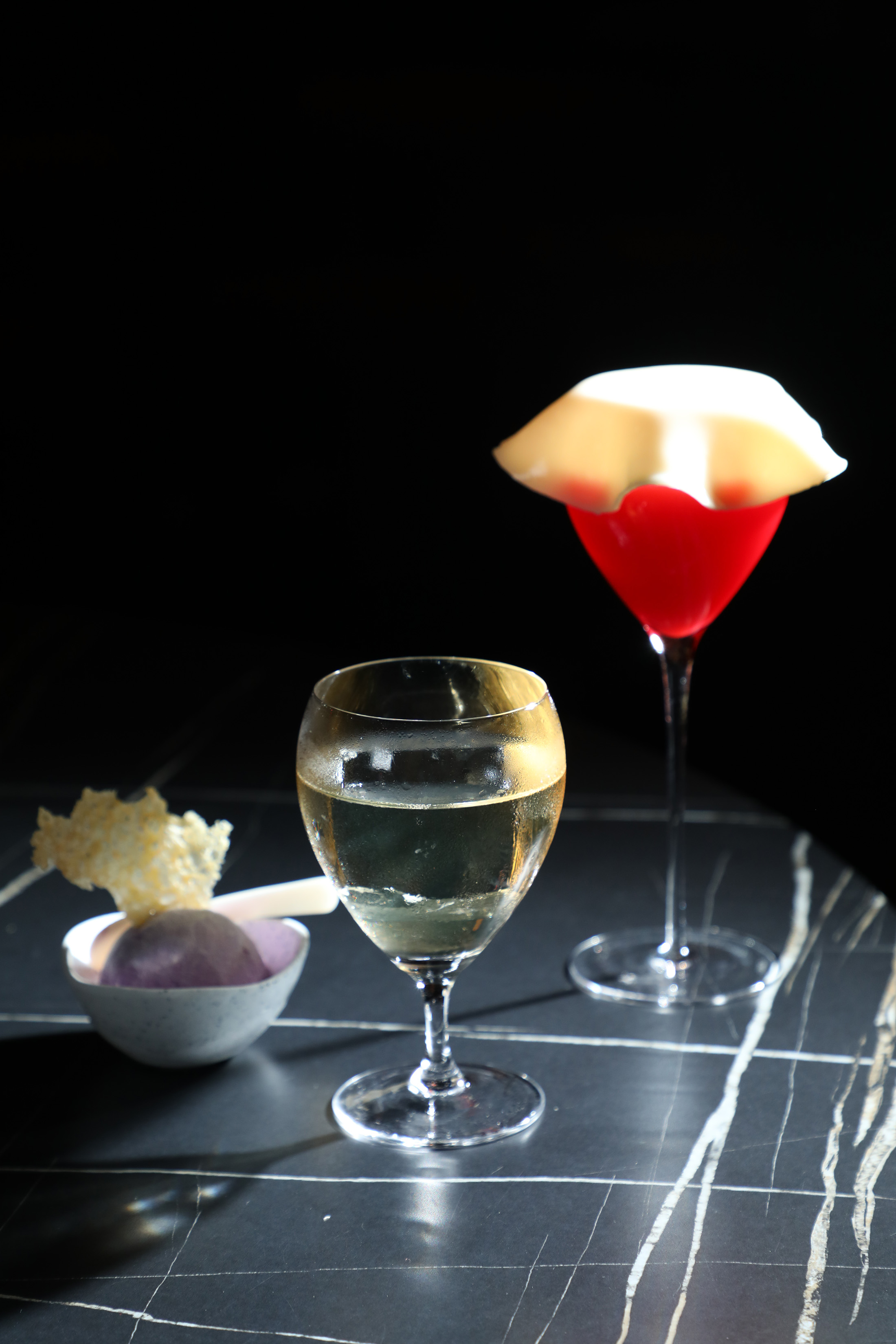 「Rain Tears」(後,450元/杯)的嘴唇造型啤酒花果凍,衝擊視覺與味覺;「Human Made」(前,450元/杯)將紫薯起司冰淇淋搭白可可、無花果葉,調出似甜點的雞尾酒。