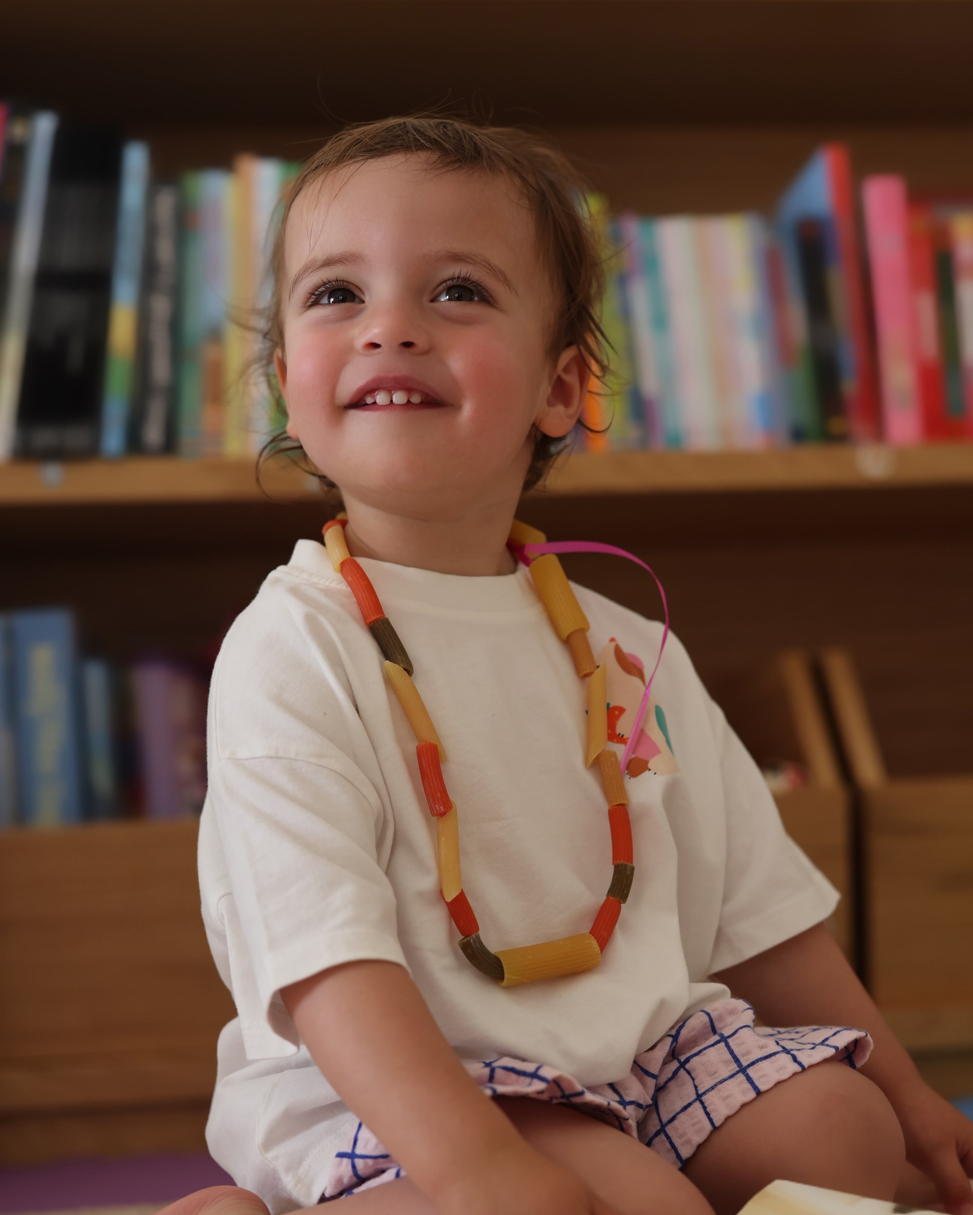伊曼公主的2歲生日照,穿約700元的平價上衣,脖子上掛了「義大利麵項鍊」,模樣可愛。(翻攝alhusseinjo IG)