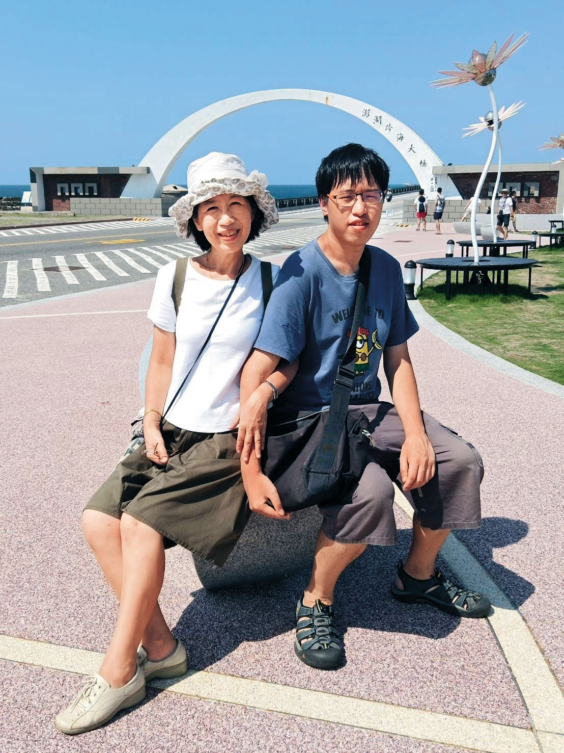 陳佩琪（左）原本被安排擔任小草咖啡棧董事長兼總經理，兒子柯傅堯（右）則任董事。（翻攝陳佩琪臉書）