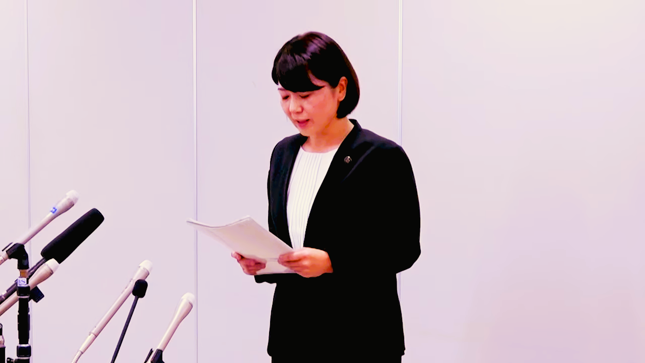 小川晶被爆出賓館密會男下屬，但她堅稱只是去談公事，拒絕辭職，引發爭議。（翻攝自YouTube 時事通信映像センター）