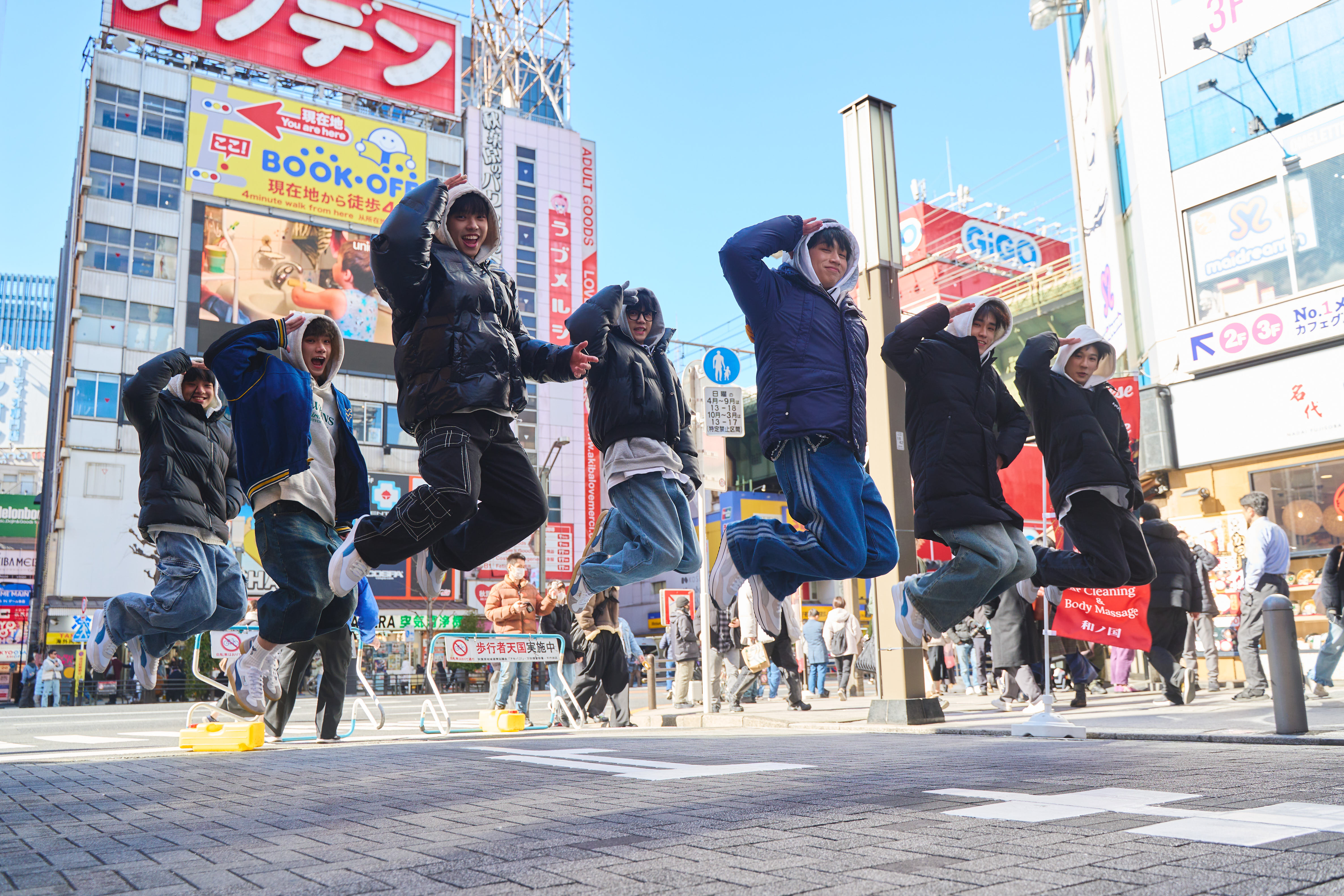 F.F.O在秋葉原街頭大跳出道單曲〈腦袋漂流記〉。（踢帕娛樂提供）