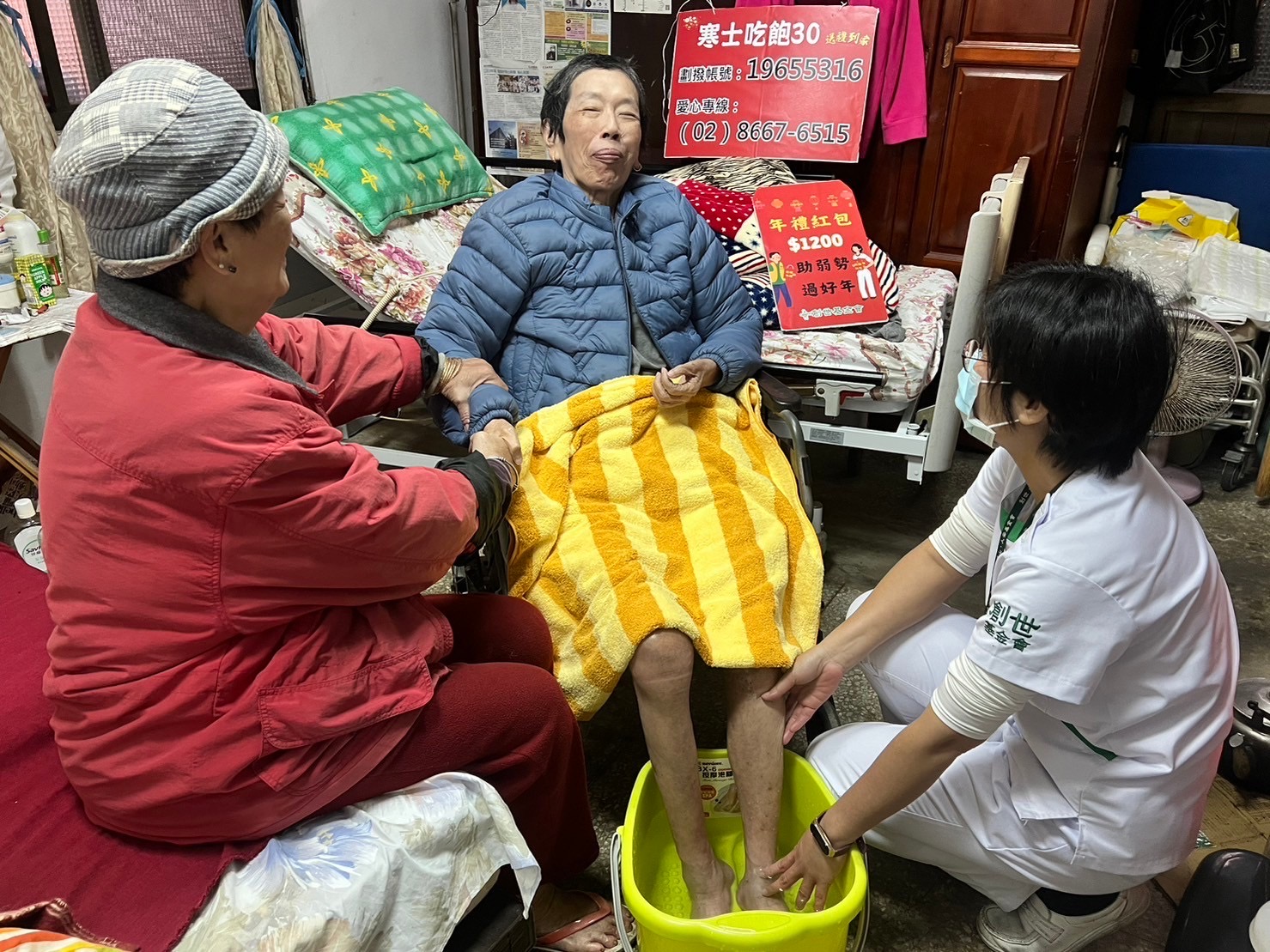 創世到宅團隊到府關懷老老照顧的新北永和張姓姊妹花。（創世基金會提供）