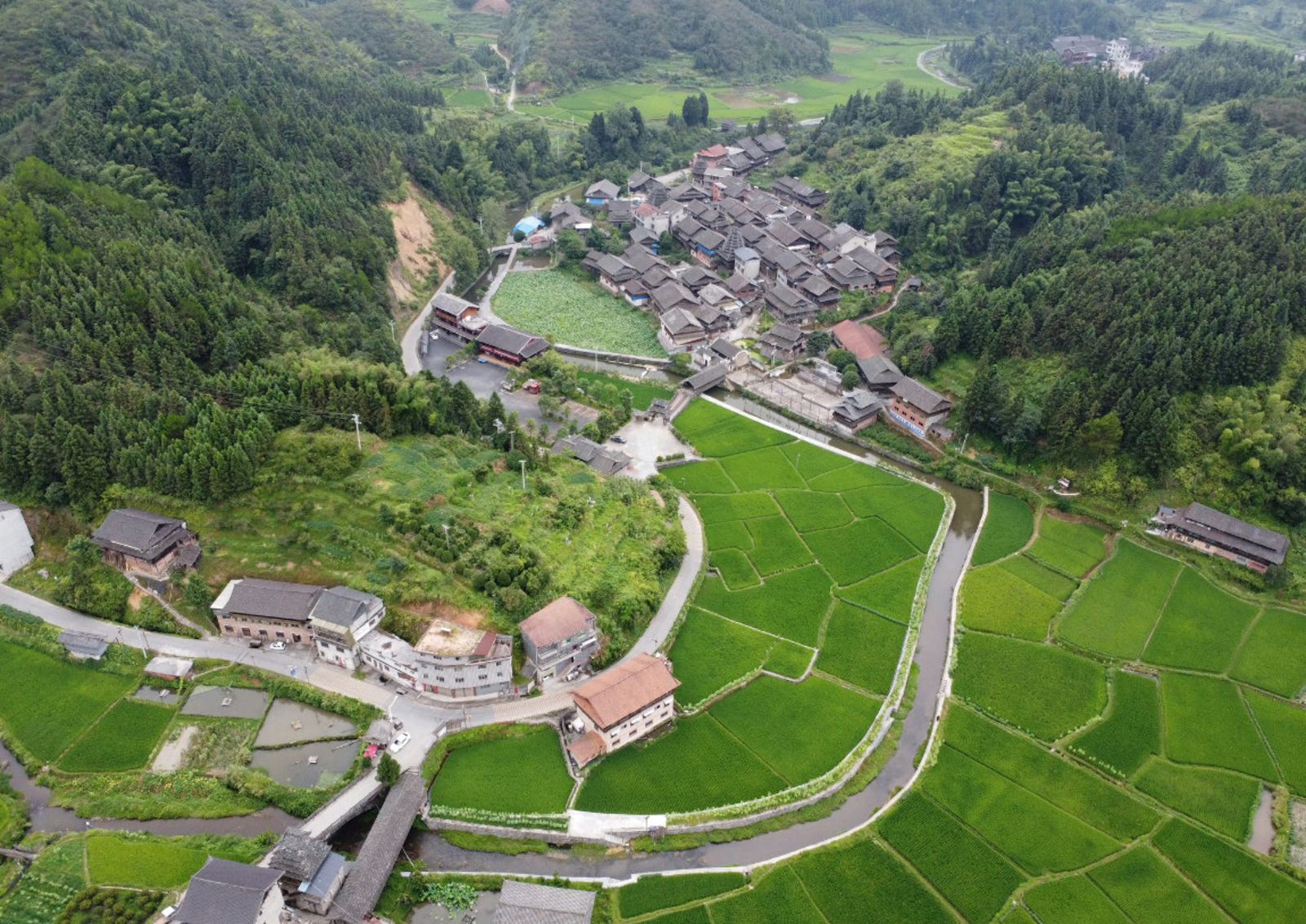 中國湖南省坪陽鄉，傳聞裡面住著上百名「再生人」。（圖／翻攝自微博）