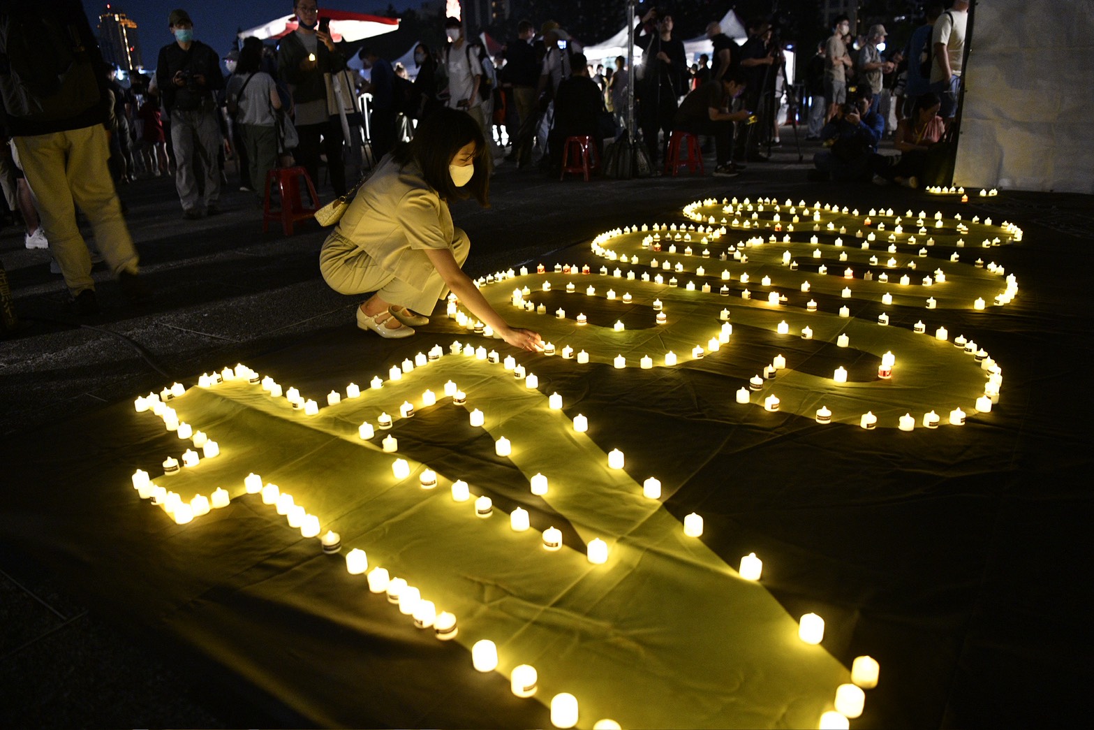 六四晚會在中正紀念堂舉行，數千人點燈悼念，現場排出「8964」震撼字樣。（鏡報李智為攝）