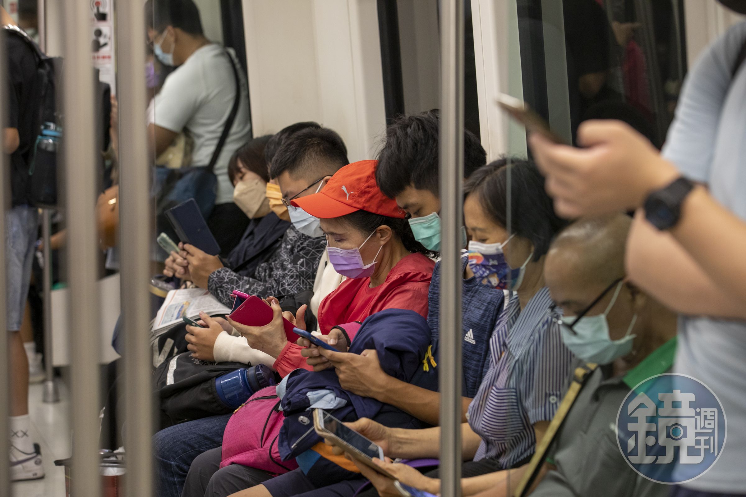對抗流感要正確戴口罩,遮住口鼻,且定期更換。(示意圖,本刊資料照)