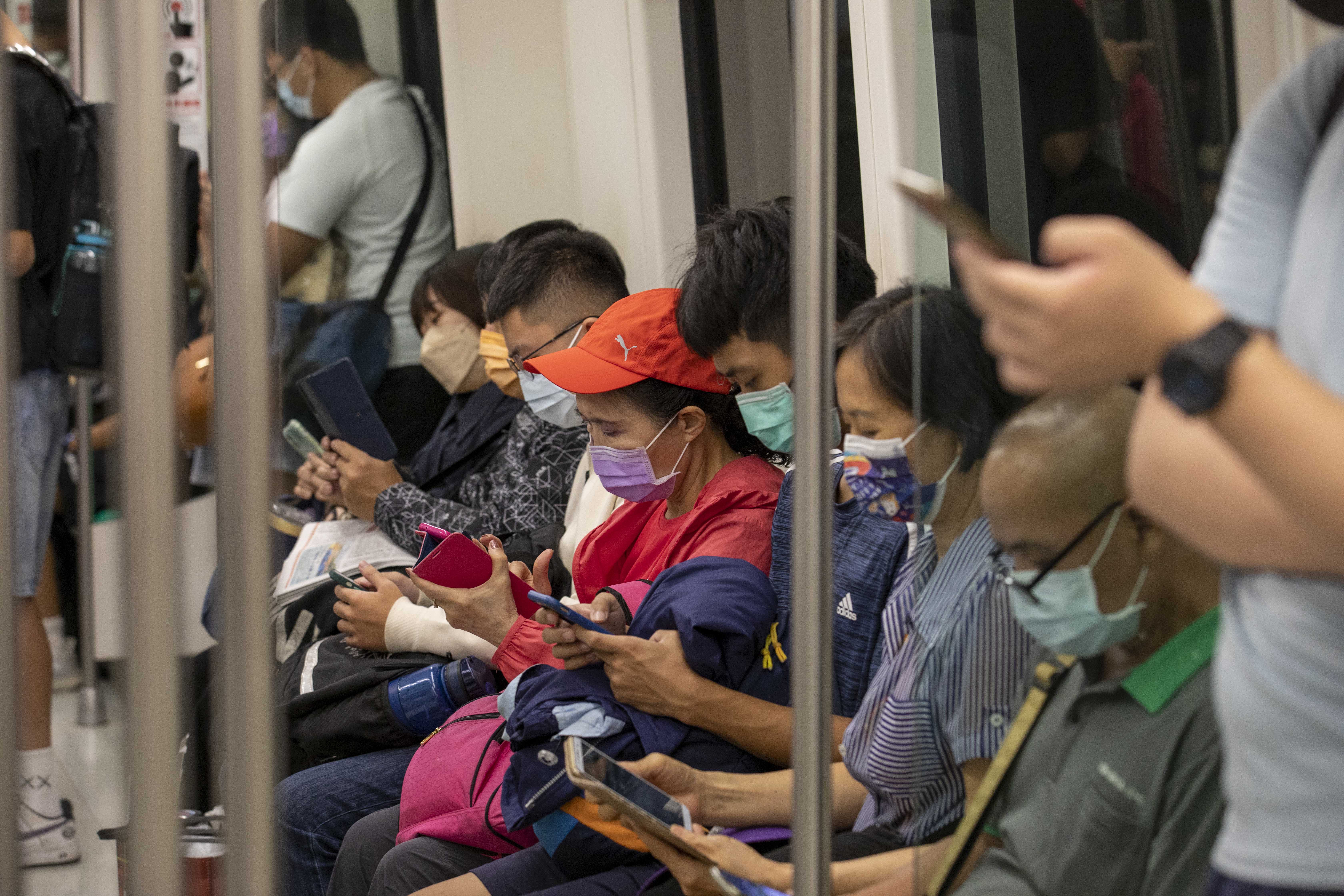 對抗流感要正確戴口罩，遮住口鼻，且定期更換。（示意圖，本刊資料照）