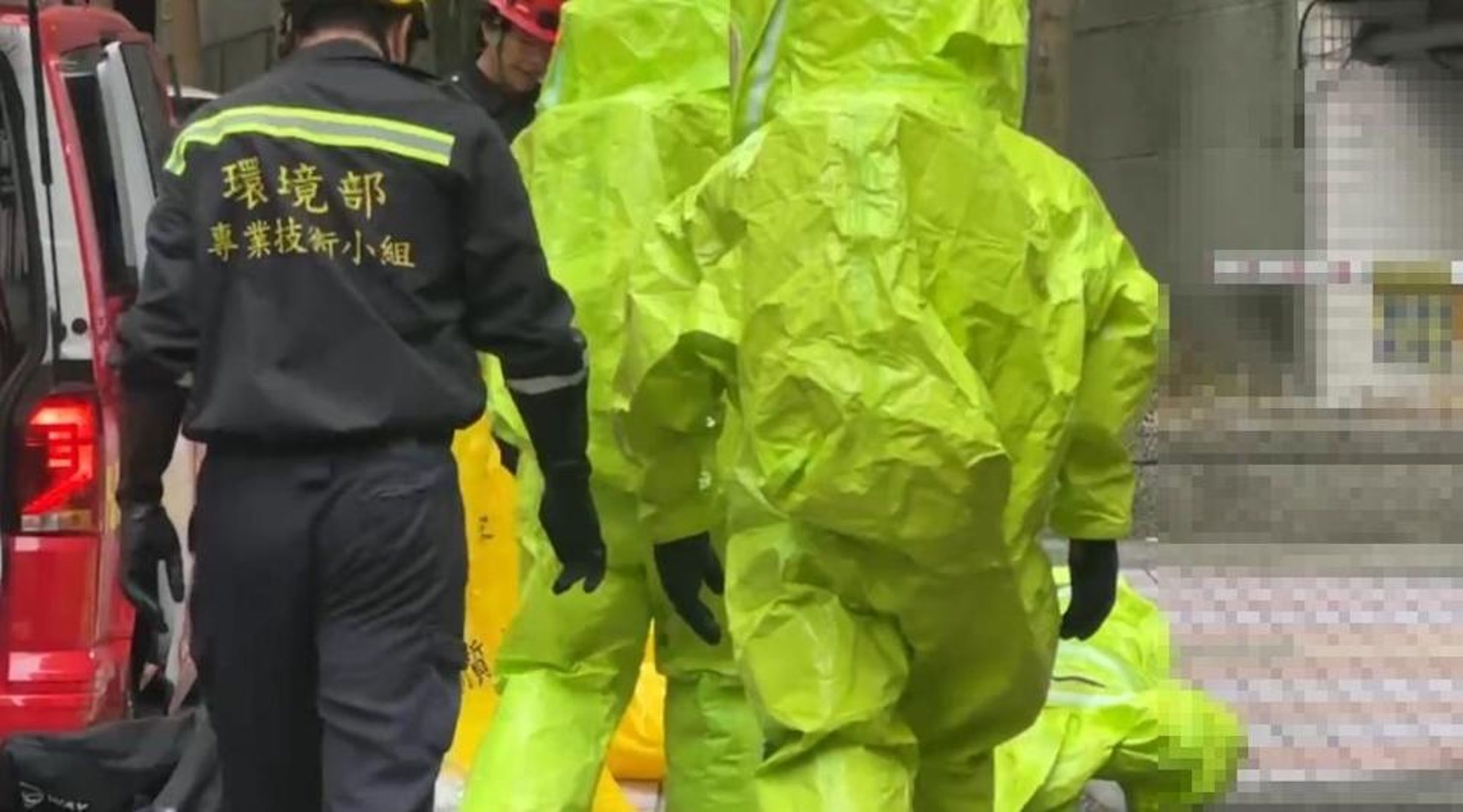 專案小組人員穿著防護裝備進入屋內採樣檢測，確認現場無毒化物外洩風險。（翻攝畫面）