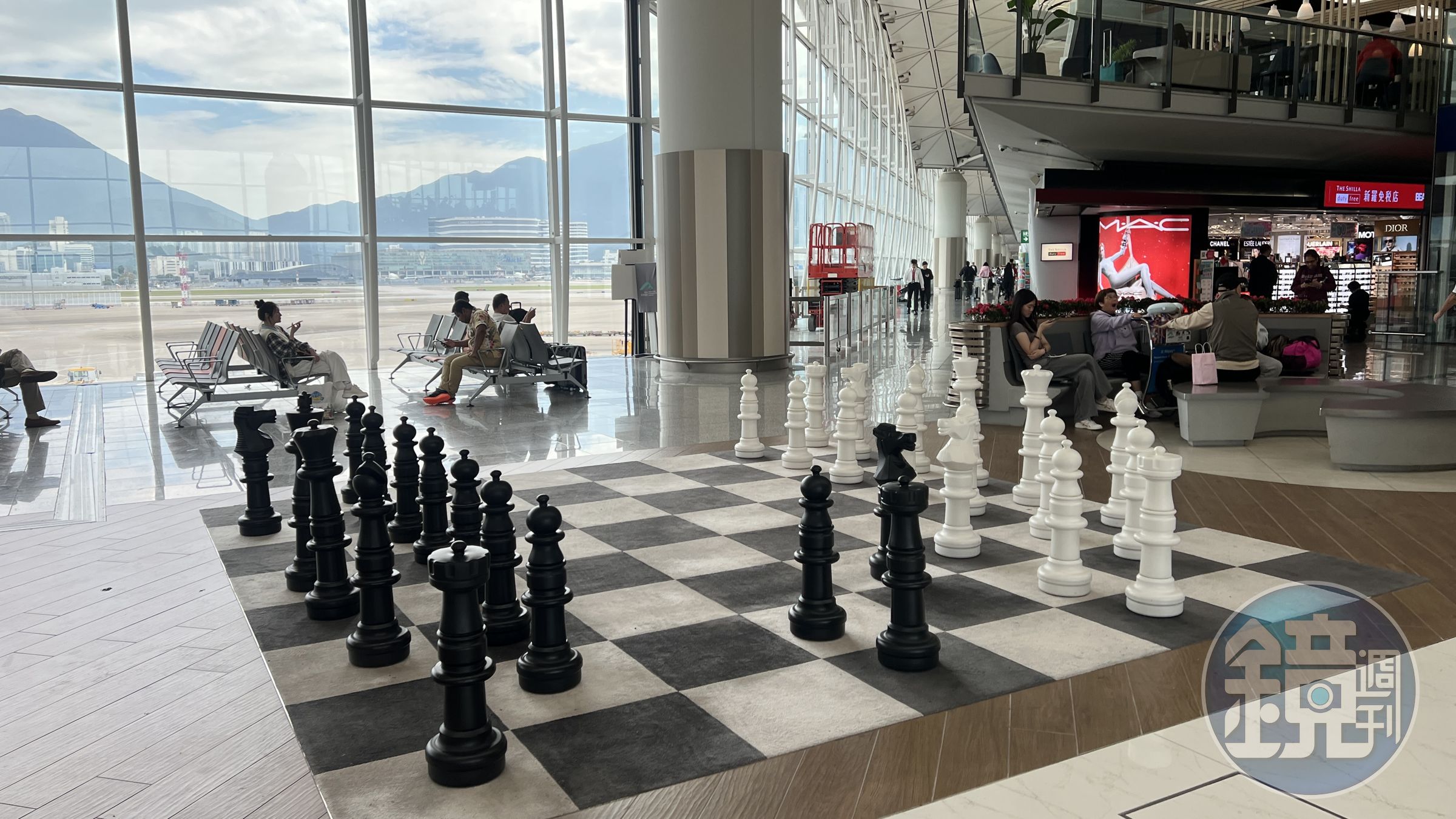 機場各處散布裝置藝術與遊樂設施,緩解旅人趕路的心情。