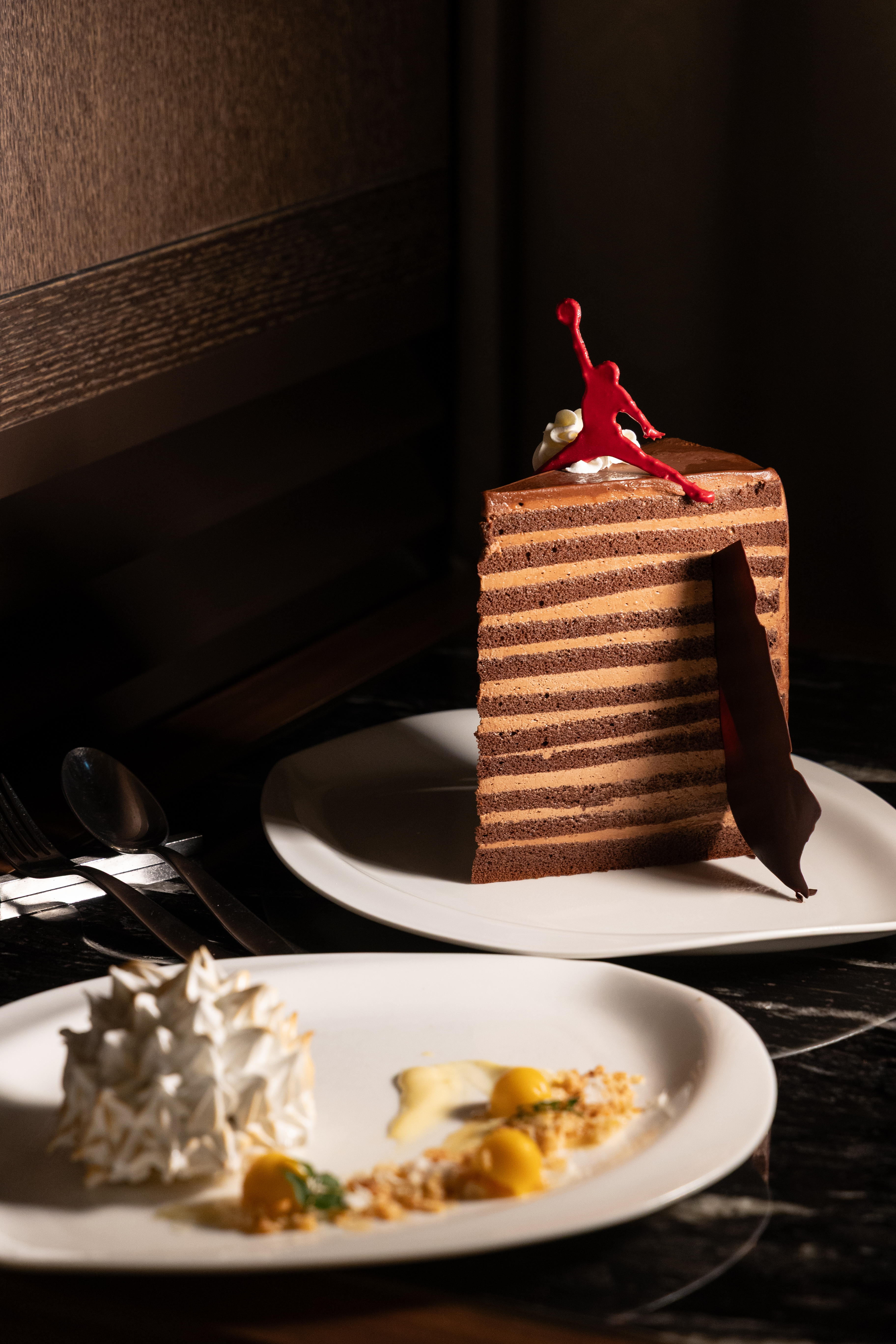 飯後甜點是經典的「23 LAYER CHOCOLATE CAKE」（後）與清爽的芒果雪酪「BAKED ALASKA」（前）。（520,000韓元4人套餐菜色，約NT$11,243）