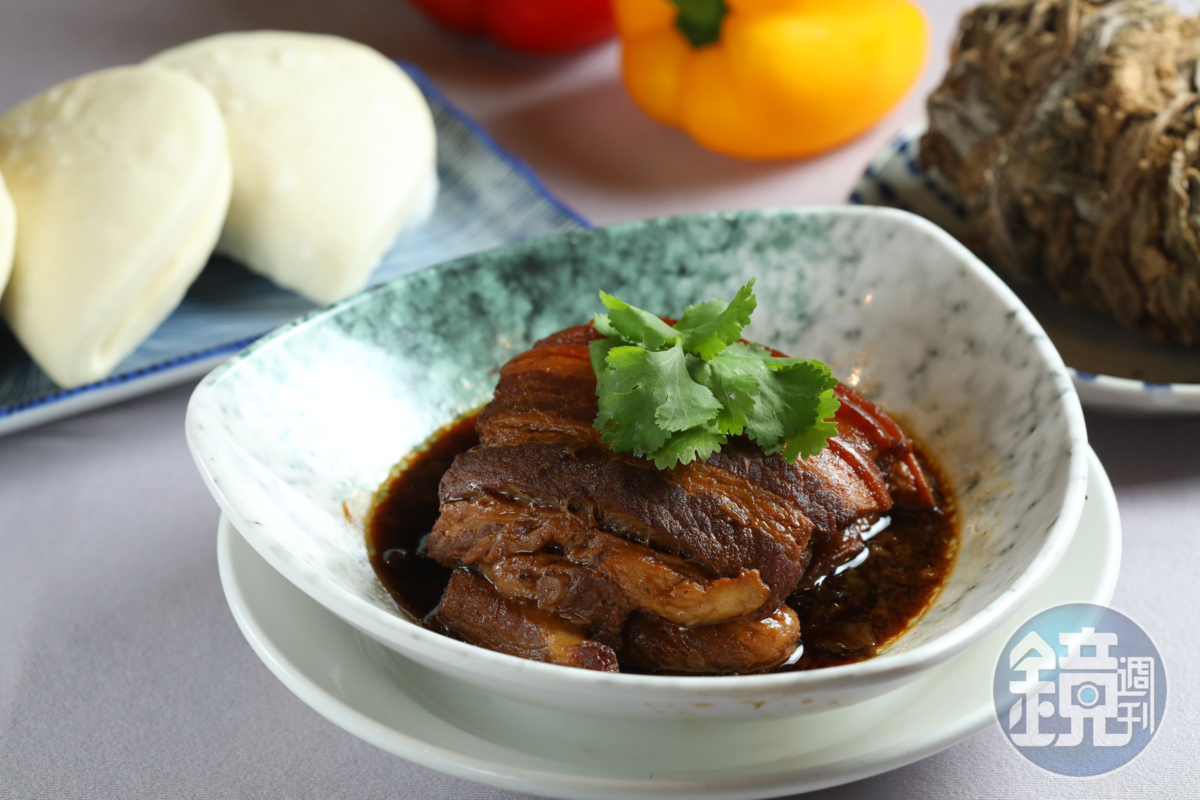 「梅干蒸扣肉」精選瘦肥各半的三層肉，梅干菜事先泡發、燜蒸，讓酸香慢慢附著在肉上，也能製成外帶年菜。（350元／5片肉，刈包25元／片）