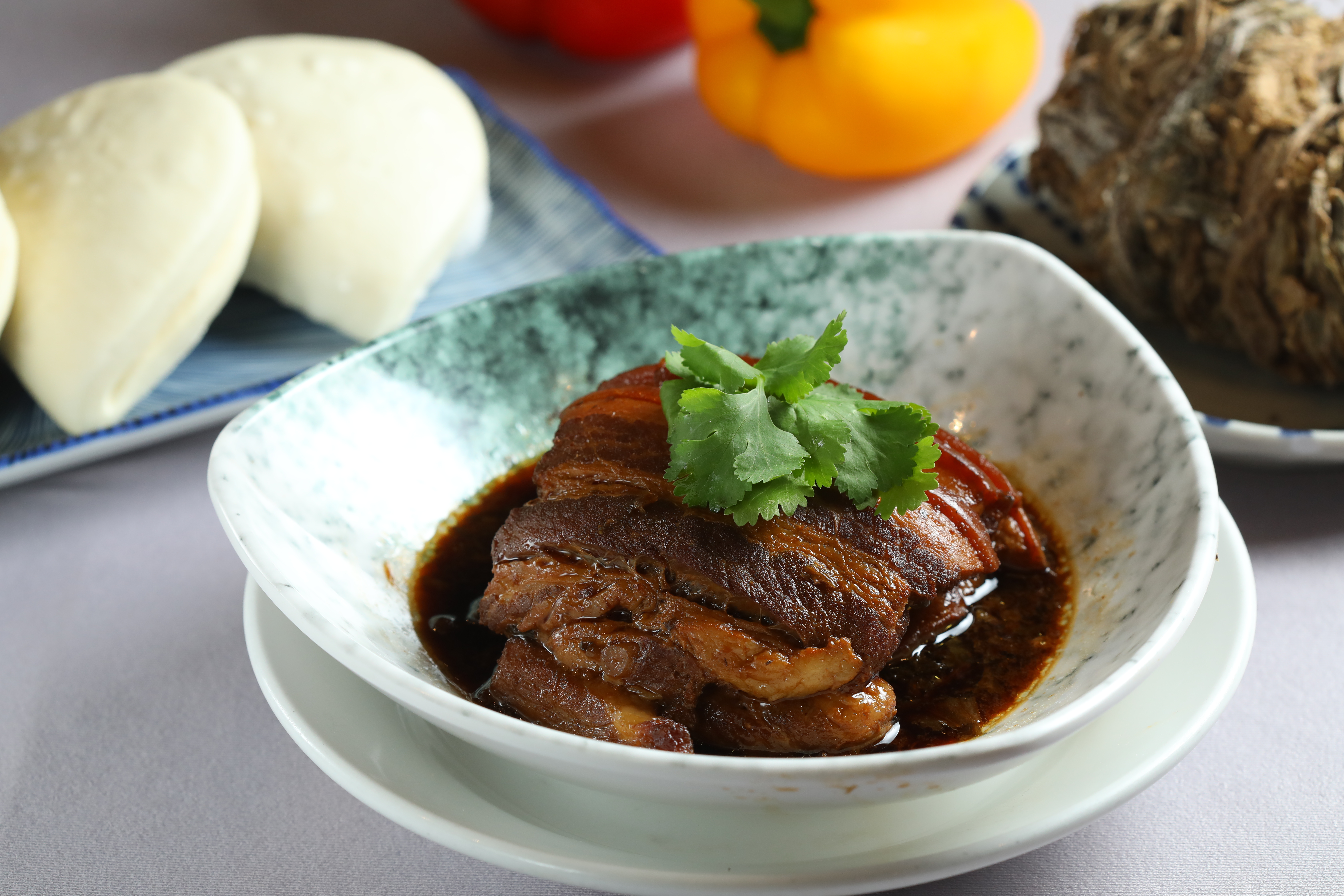 「梅干蒸扣肉」精選瘦肥各半的三層肉，梅干菜事先泡發、燜蒸，讓酸香慢慢附著在肉上，也能製成外帶年菜。（350元／5片肉，刈包25元／片）