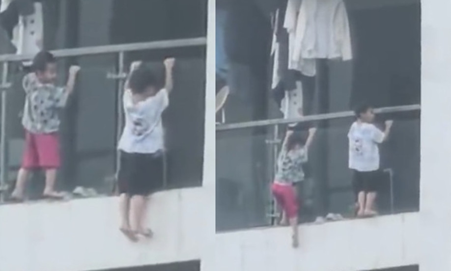 貴州2名男童趁大人不在家時，頑皮翻到陽台外側玩耍，甚至嘗試雙腳懸空吊在半空。（翻攝微博）