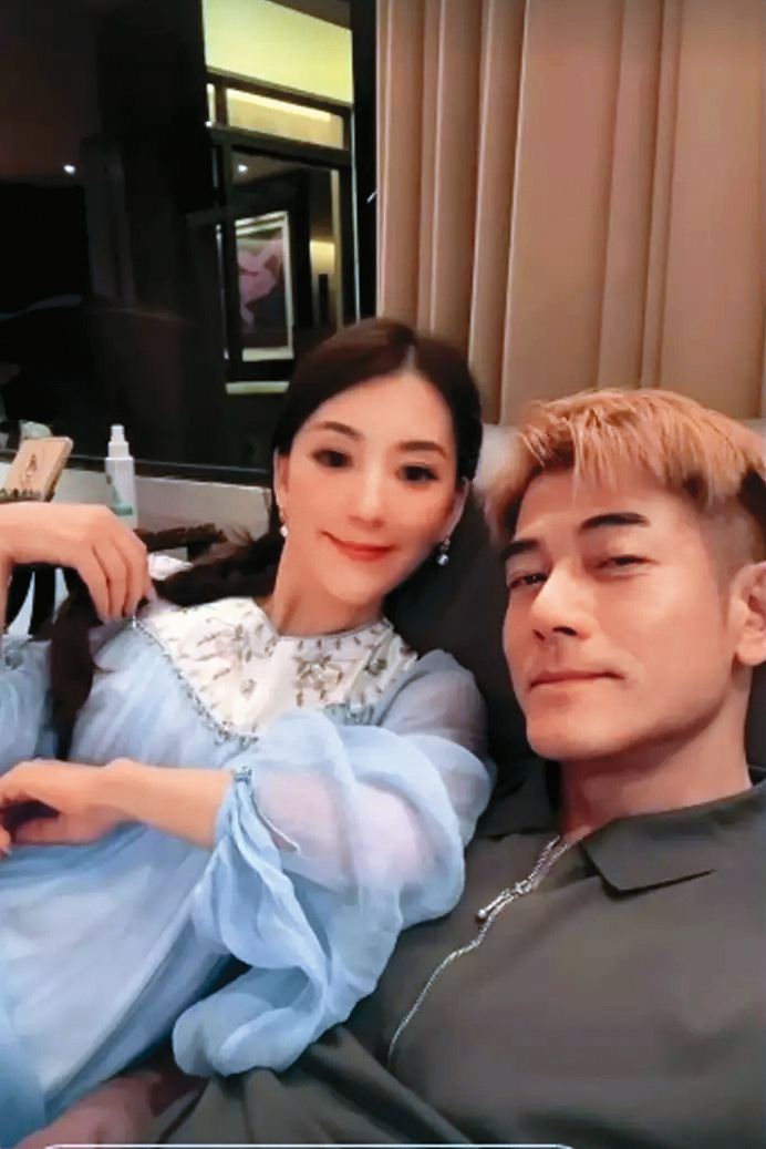 天王嫂方媛中秋節曬出夫妻合照,這身衣裳莫非是在Cosplay嫦娥?(翻攝自方媛IG)