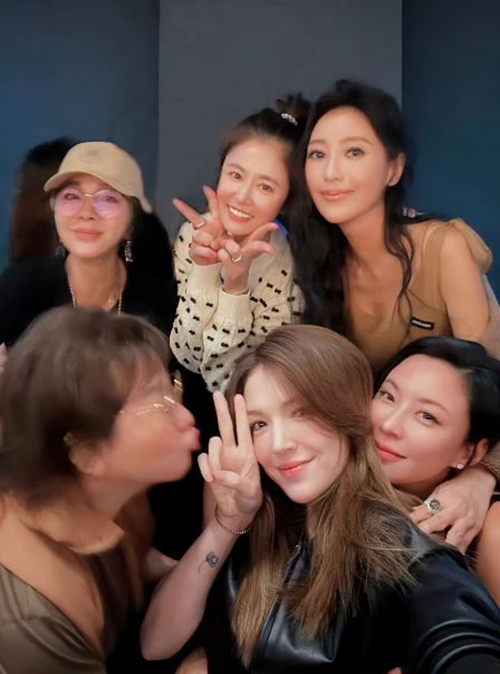 陳美鳳、林心如、關穎（上排由左至右）、藍心湄、許瑋甯、葉徐郁潔（下排由左至右）。（翻攝IG@kwanterri）