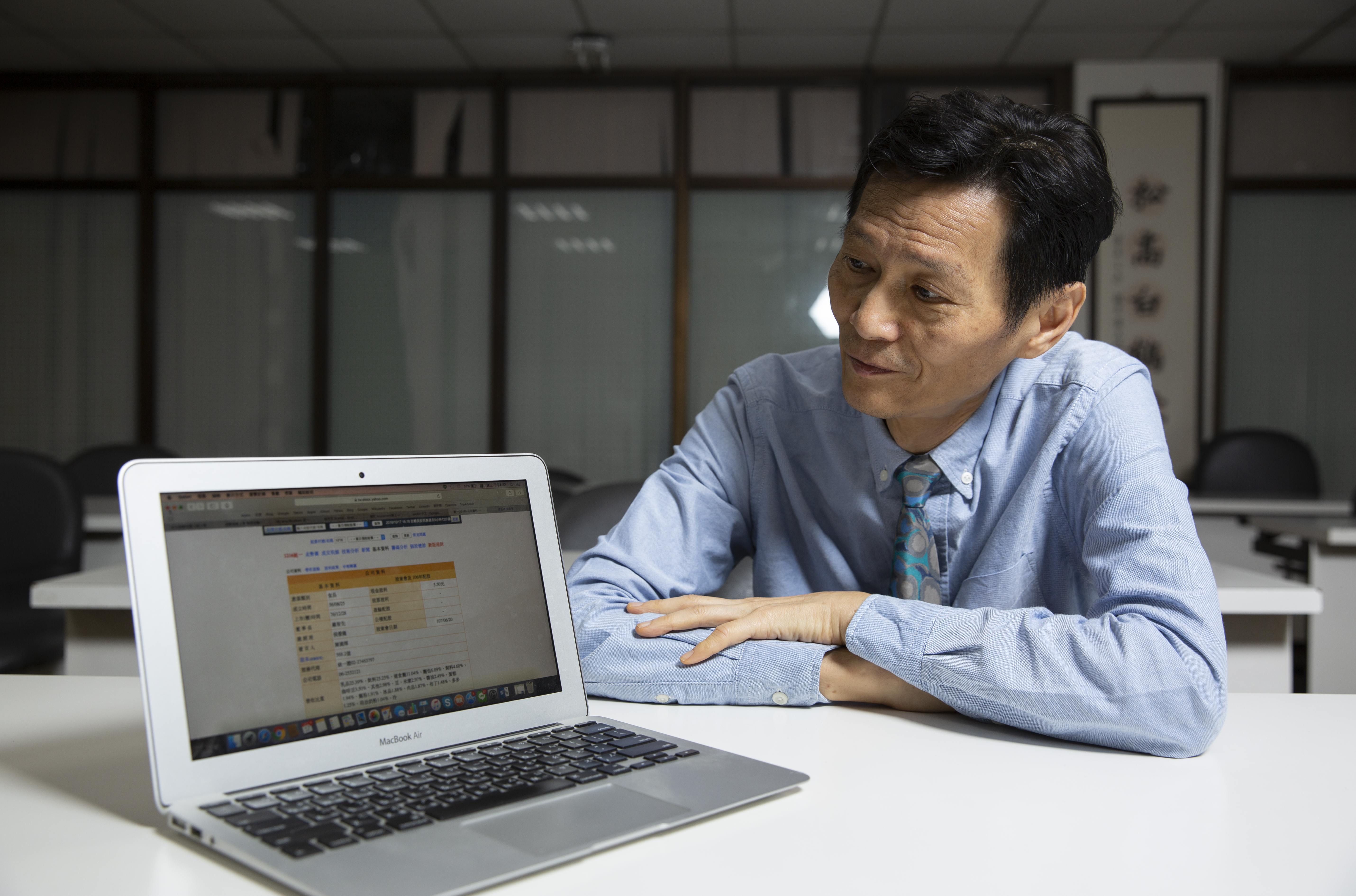 謝士英存股超過20年，「空頭不慌、多頭不忙」是他在股市裡的態度。